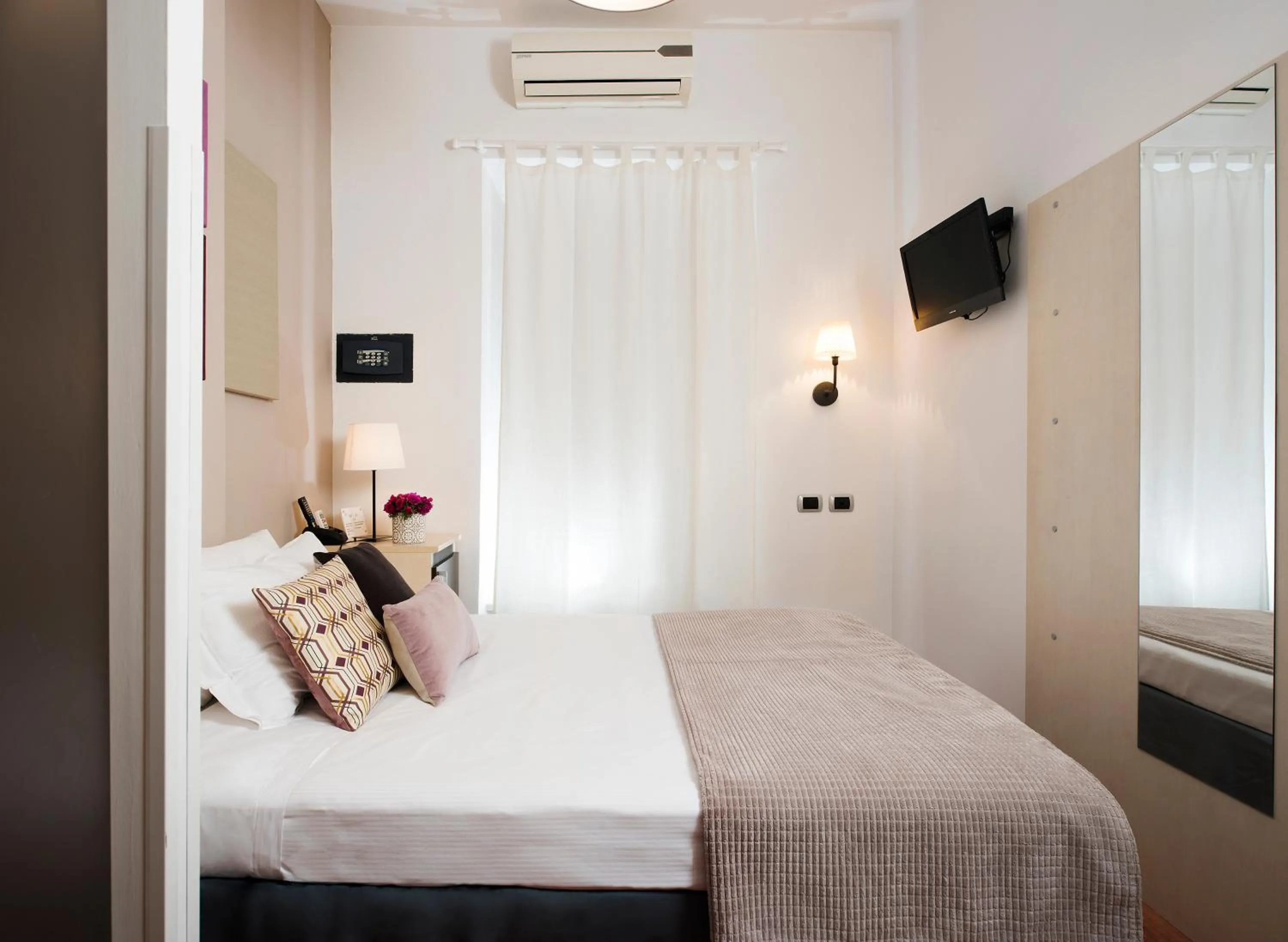 Bed in 111 ColaDiRienzo Rooms - by AD Roma