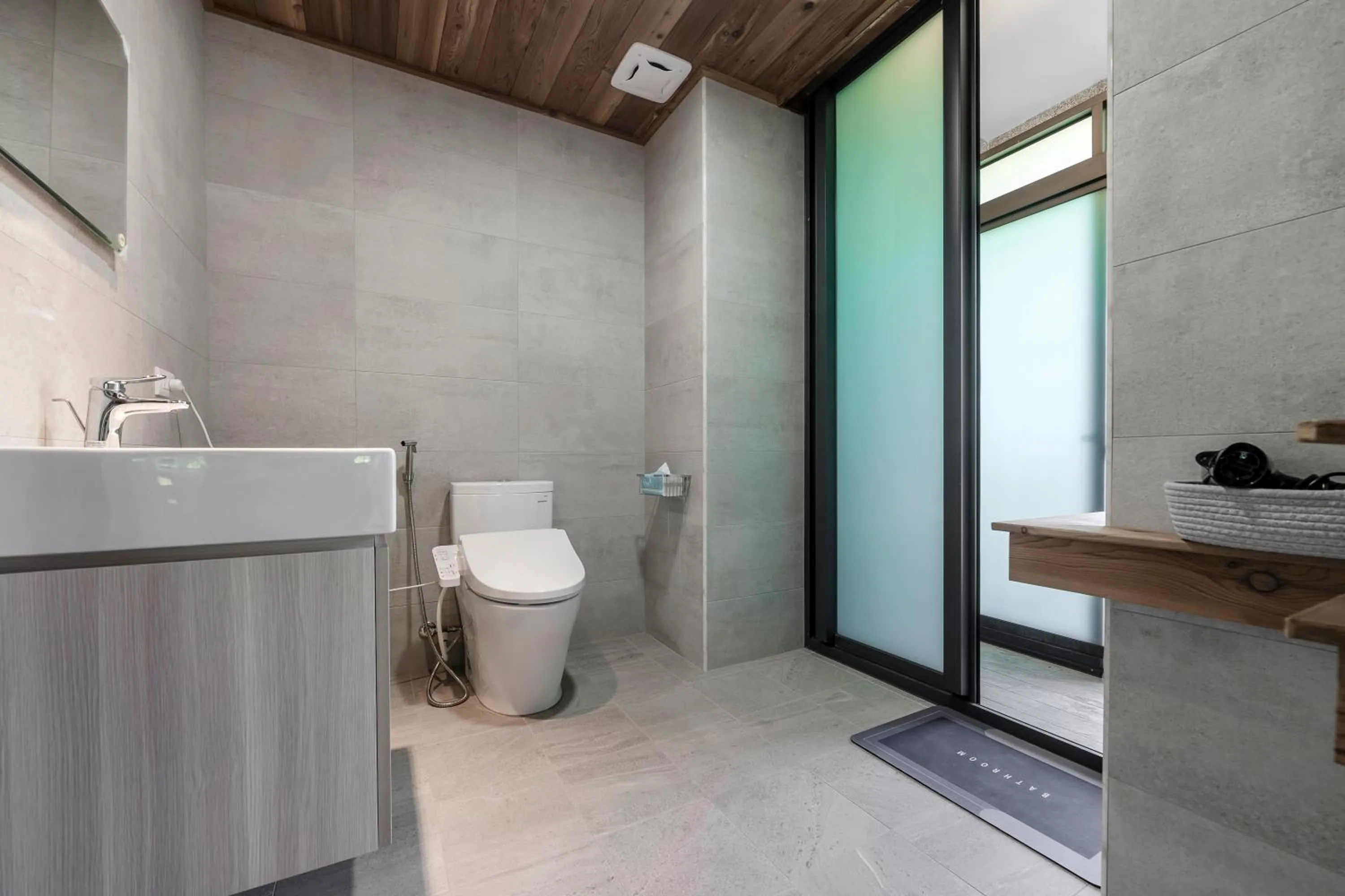 Shower in Hills Velleys