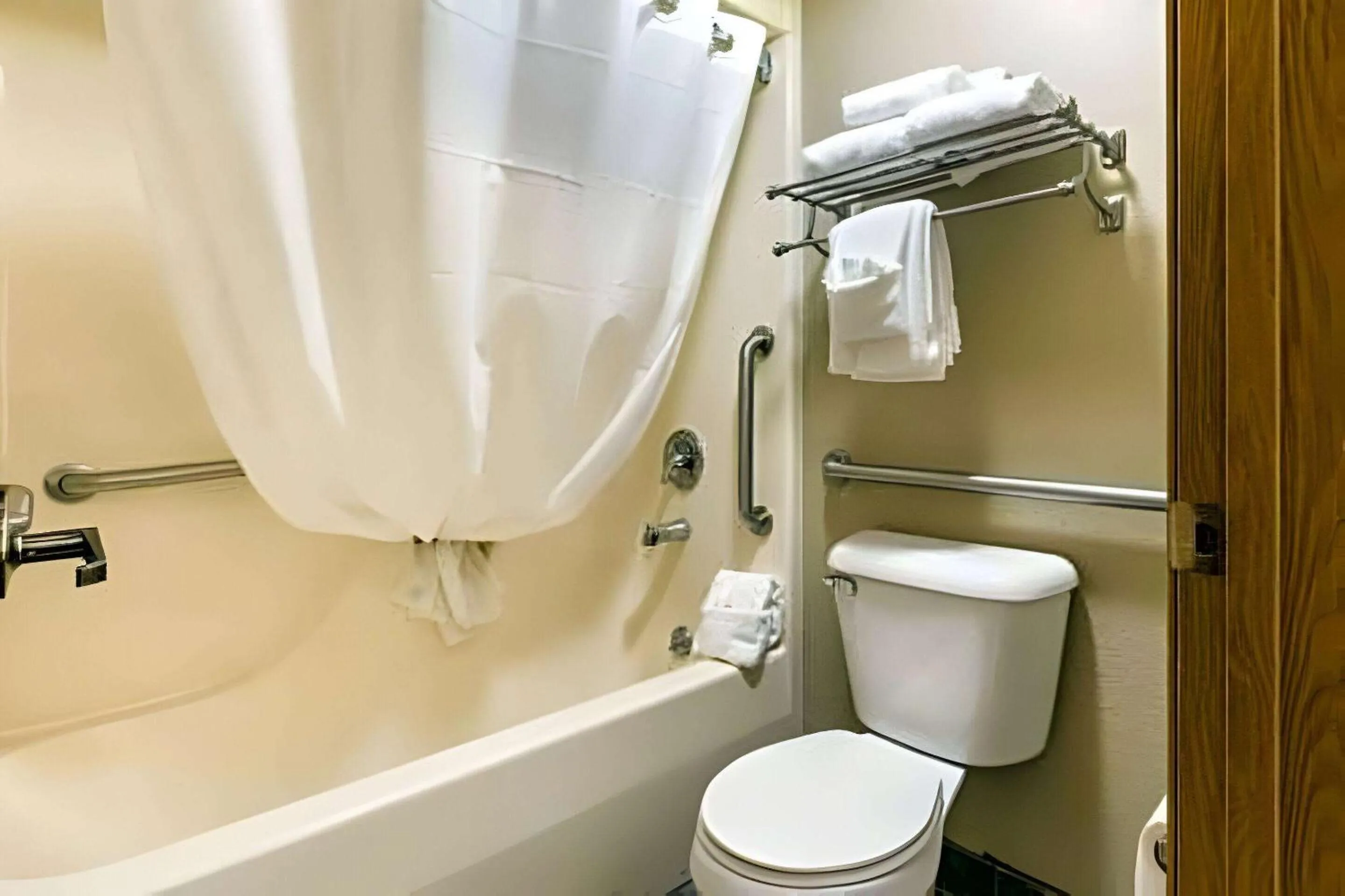 Bathroom in Ramada by Wyndham Branson Theatre District