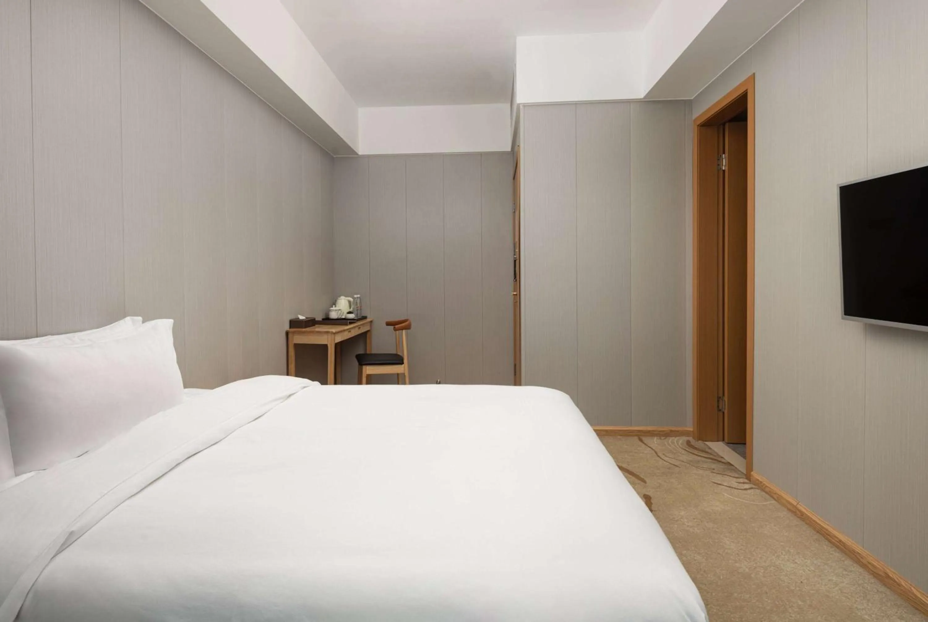 Photo of the whole room, Bed in Days Inn by Wyndham Hangzhou Zhuantang