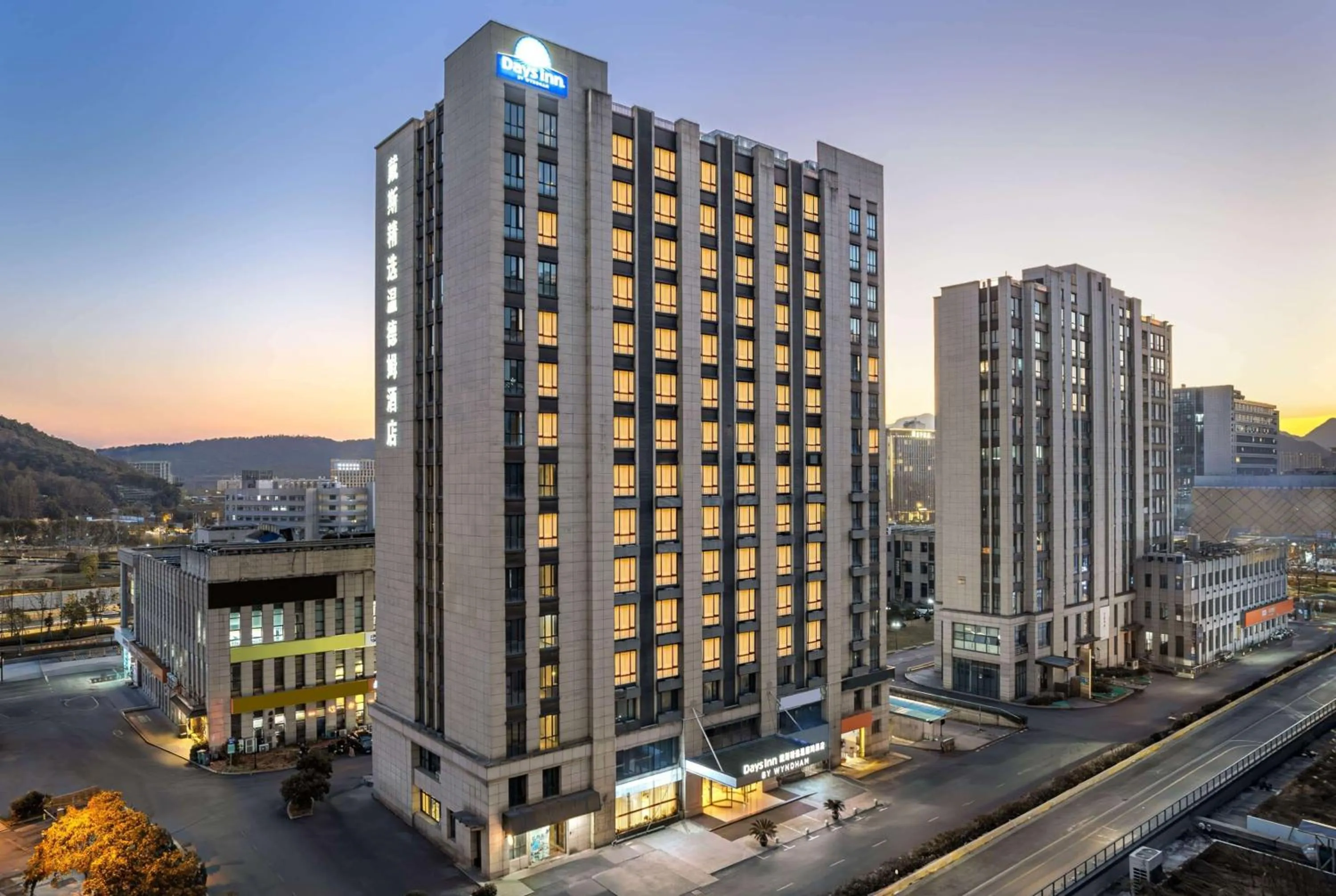 Property building in Days Inn by Wyndham Hangzhou Zhuantang