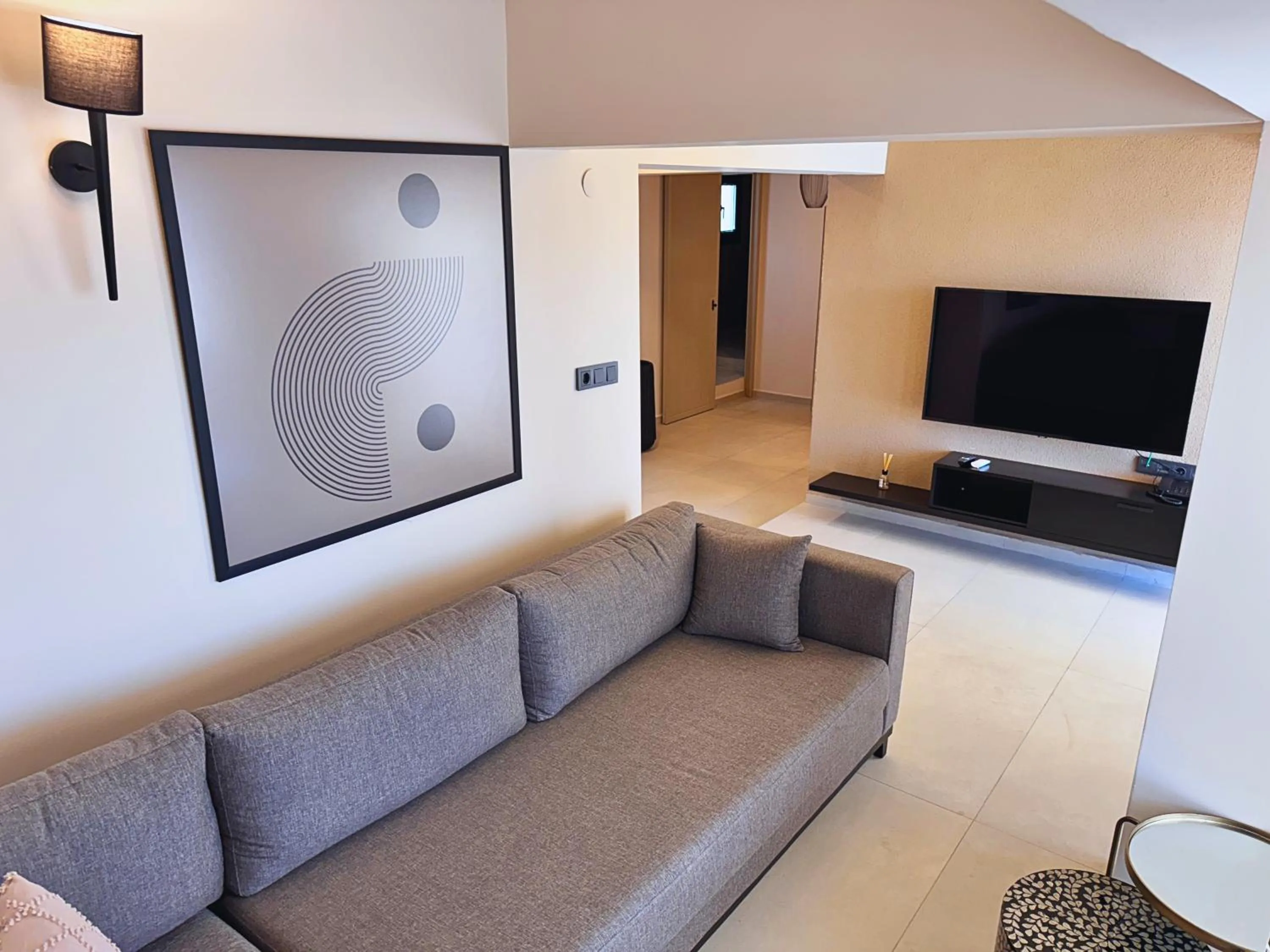 Communal lounge/ TV room in Bodrum Gulet Otel