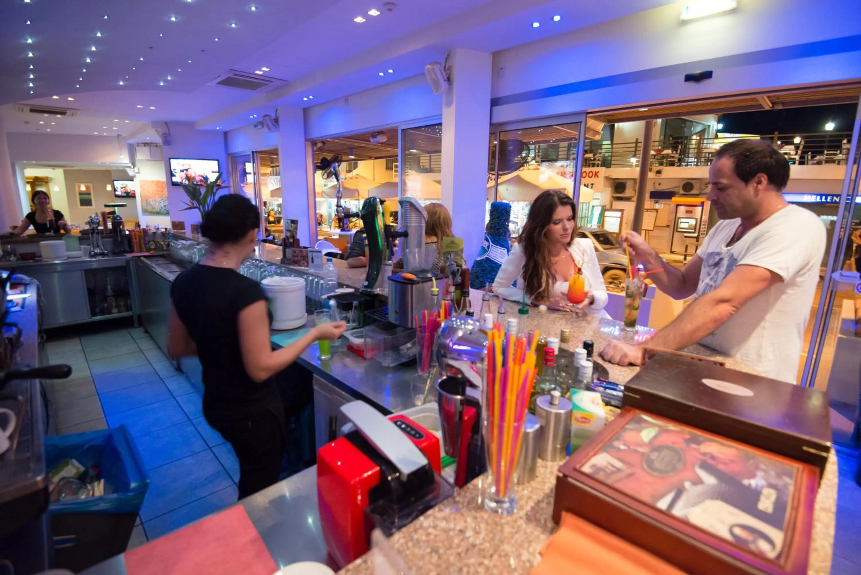 Restaurant/places to eat in Eligonia Hotel Apartments