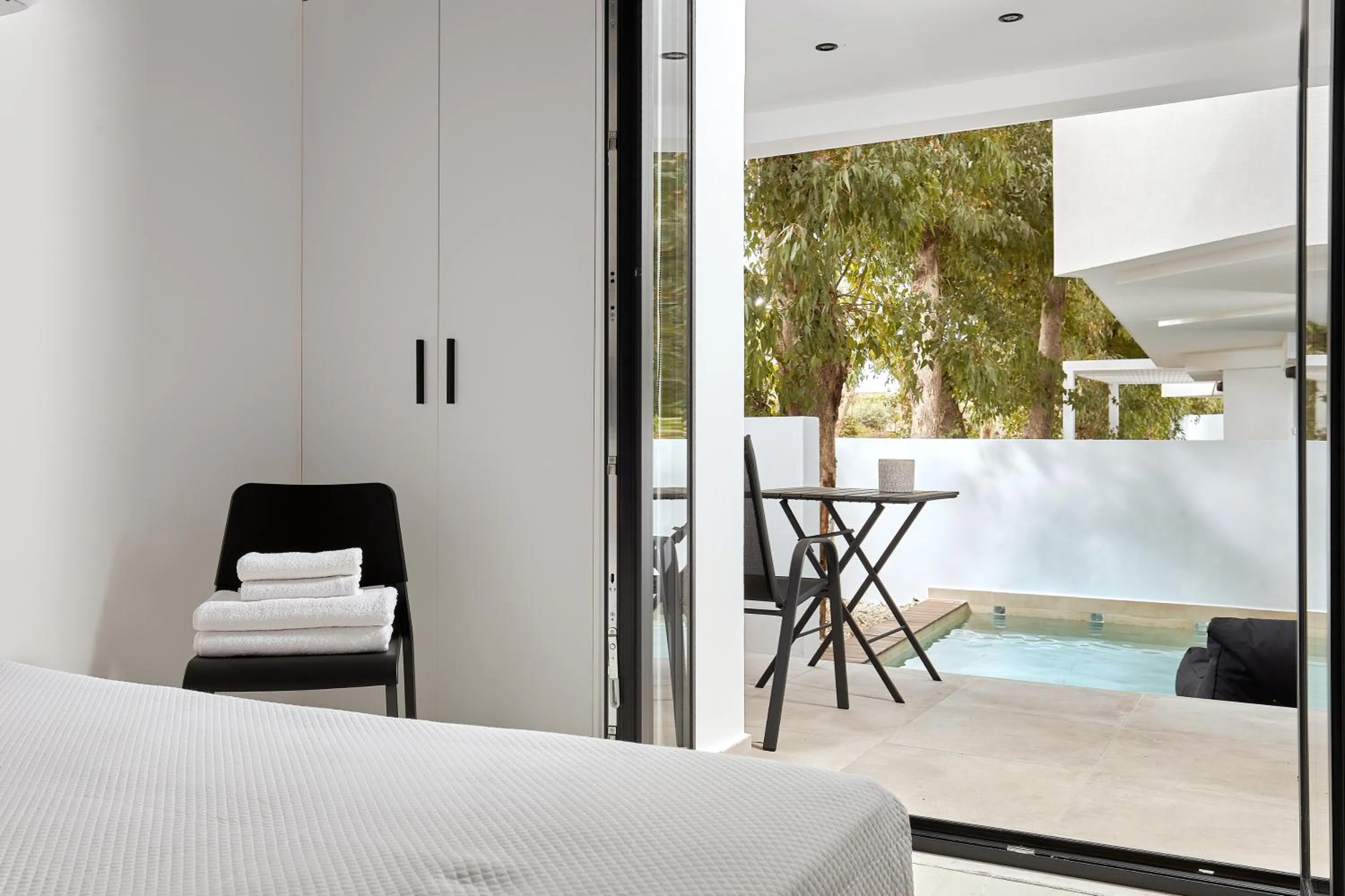 Swimming pool, Bed in MichELe Luxury apartments by Smaris Collection