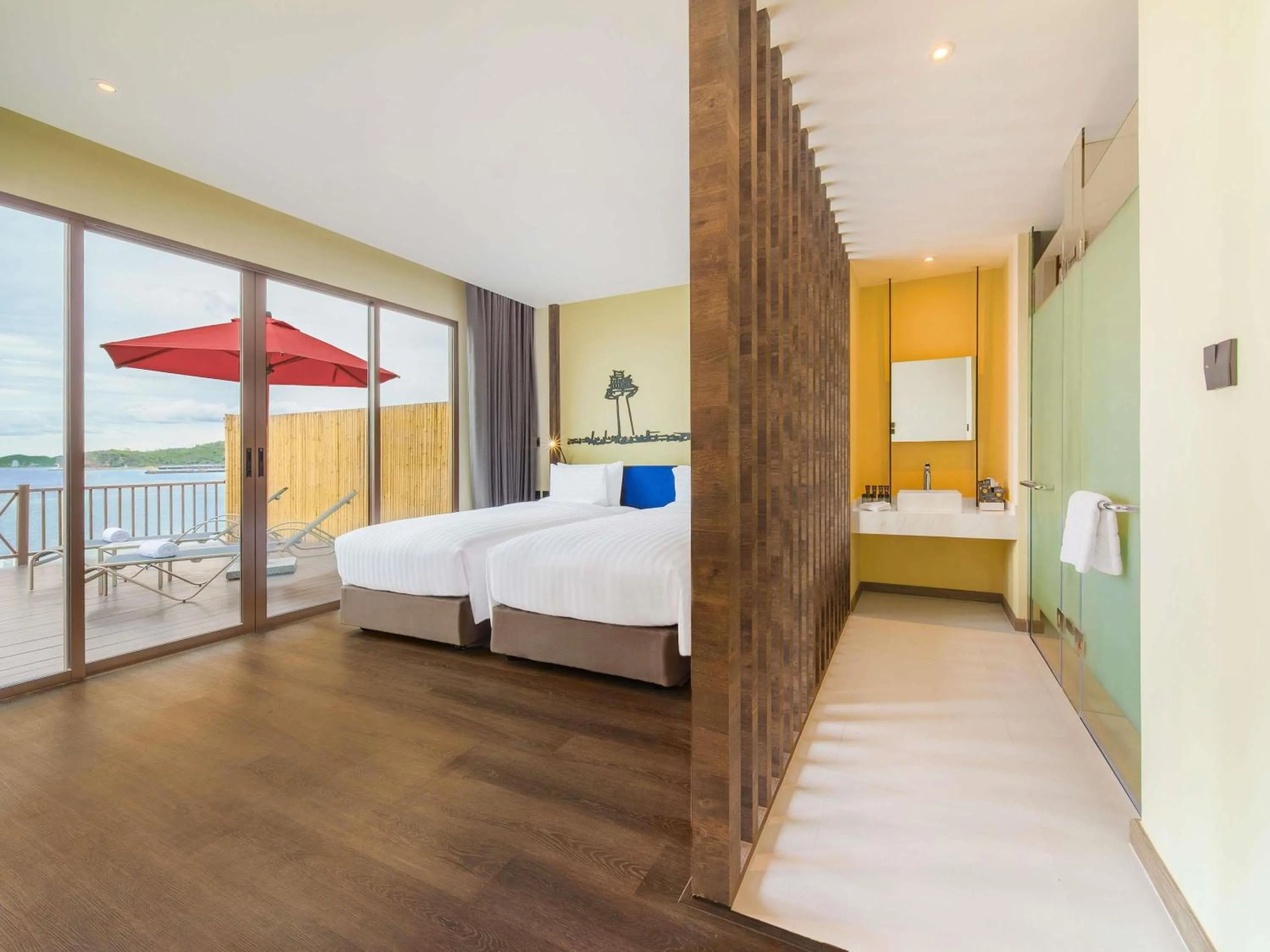 Bedroom, Bed in Novotel Koh Si Chang