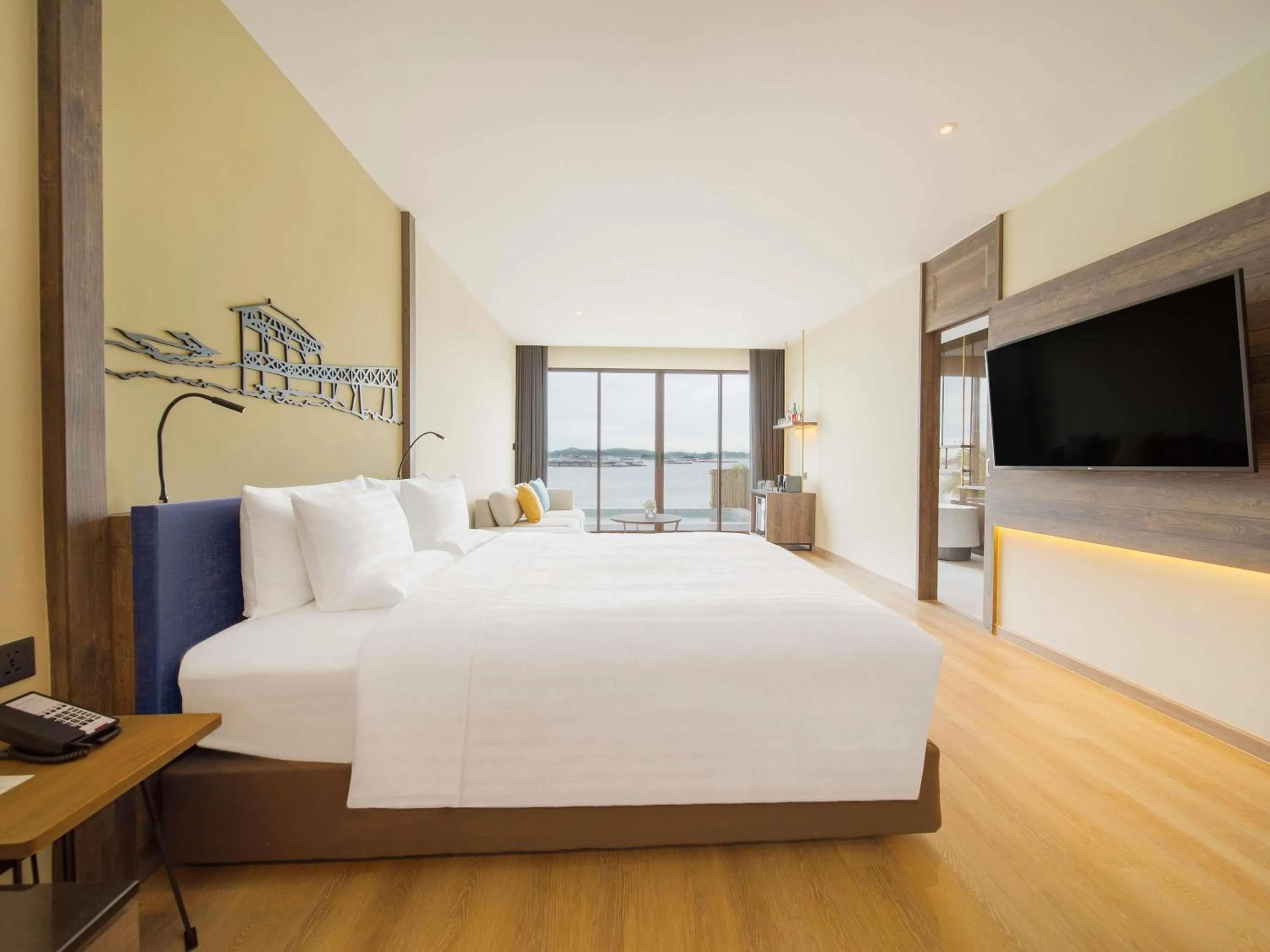 Bedroom, Bed in Novotel Koh Si Chang