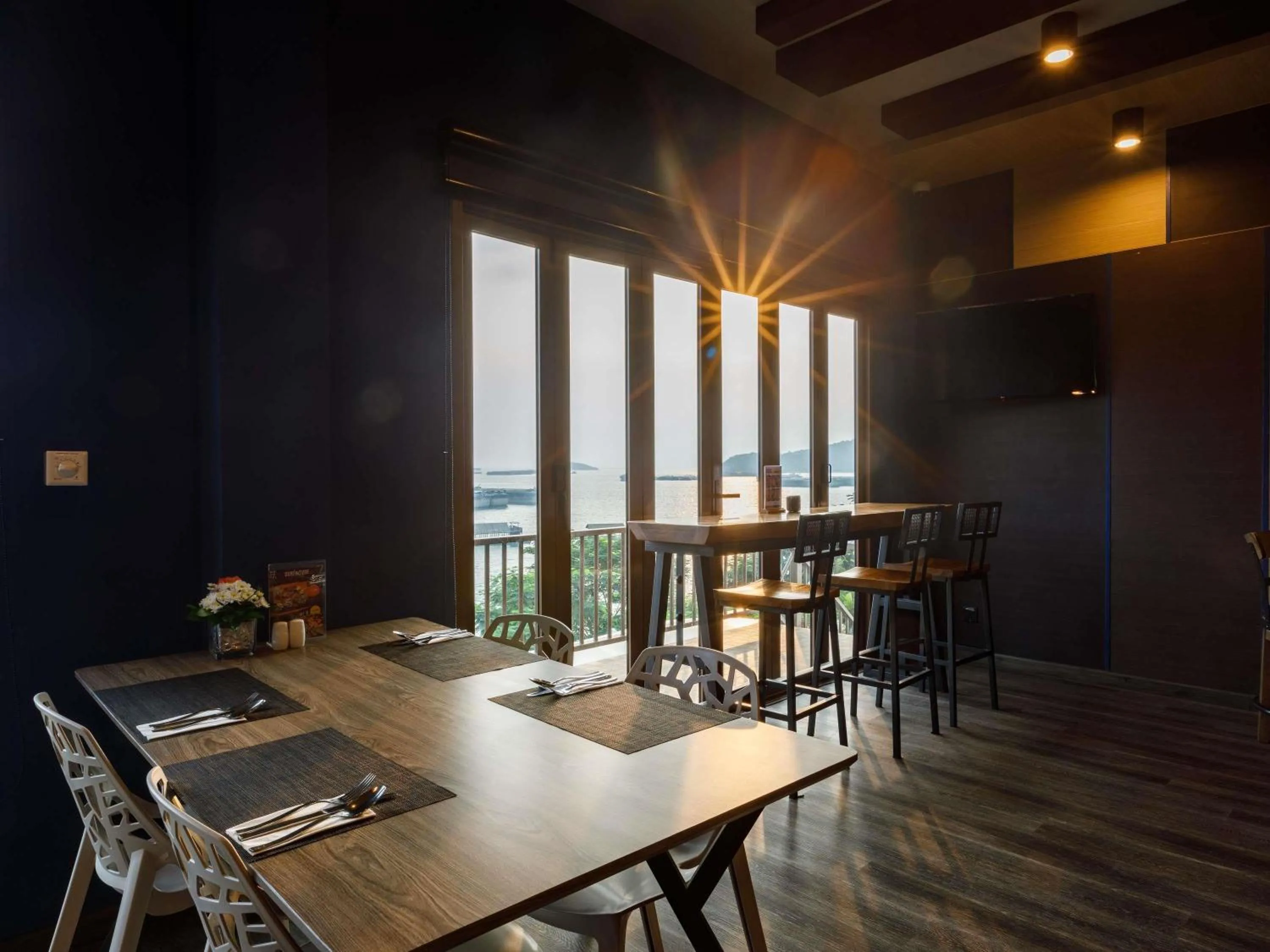 Restaurant/places to eat in Novotel Koh Si Chang