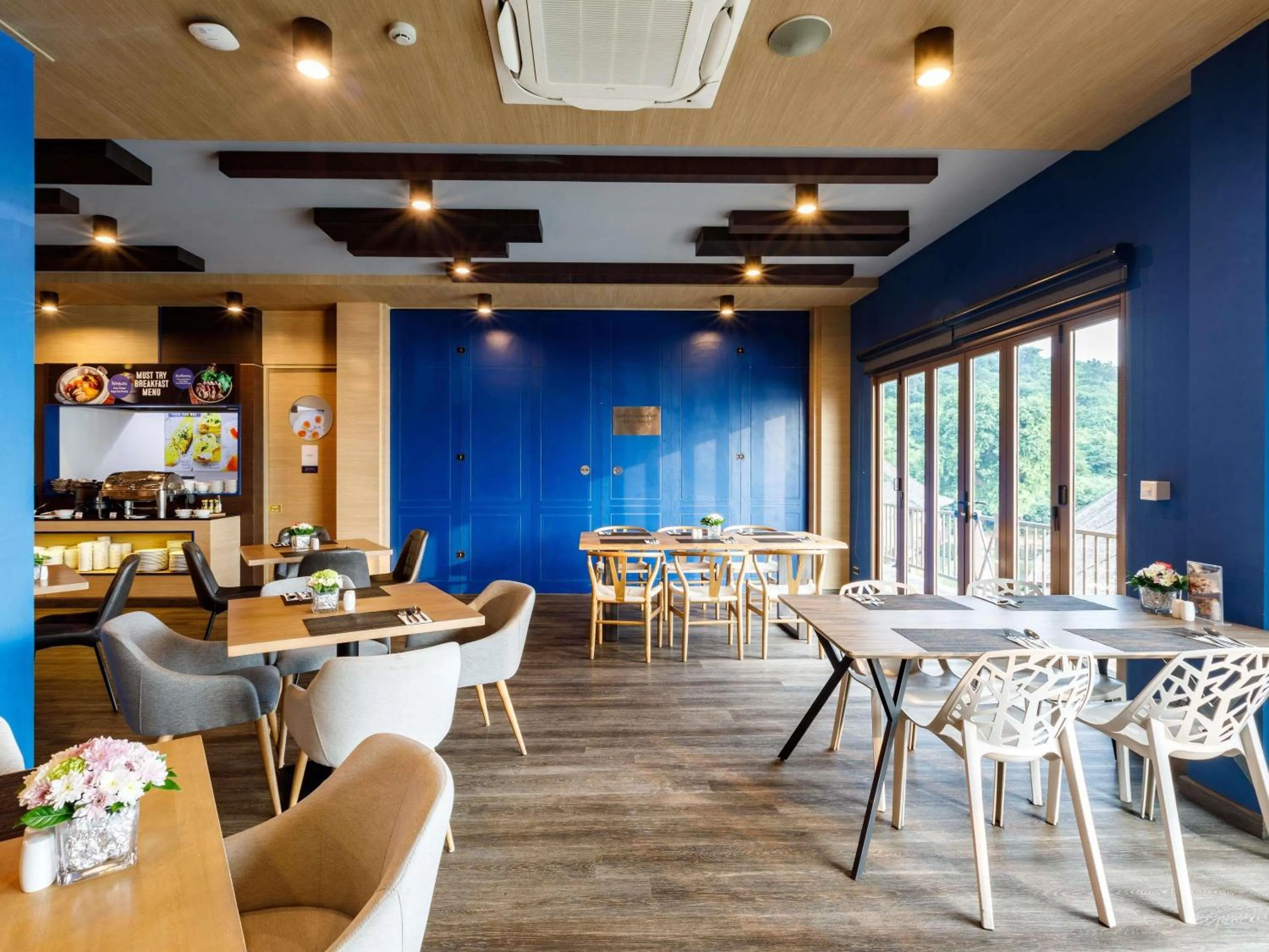 Restaurant/places to eat in Novotel Koh Si Chang