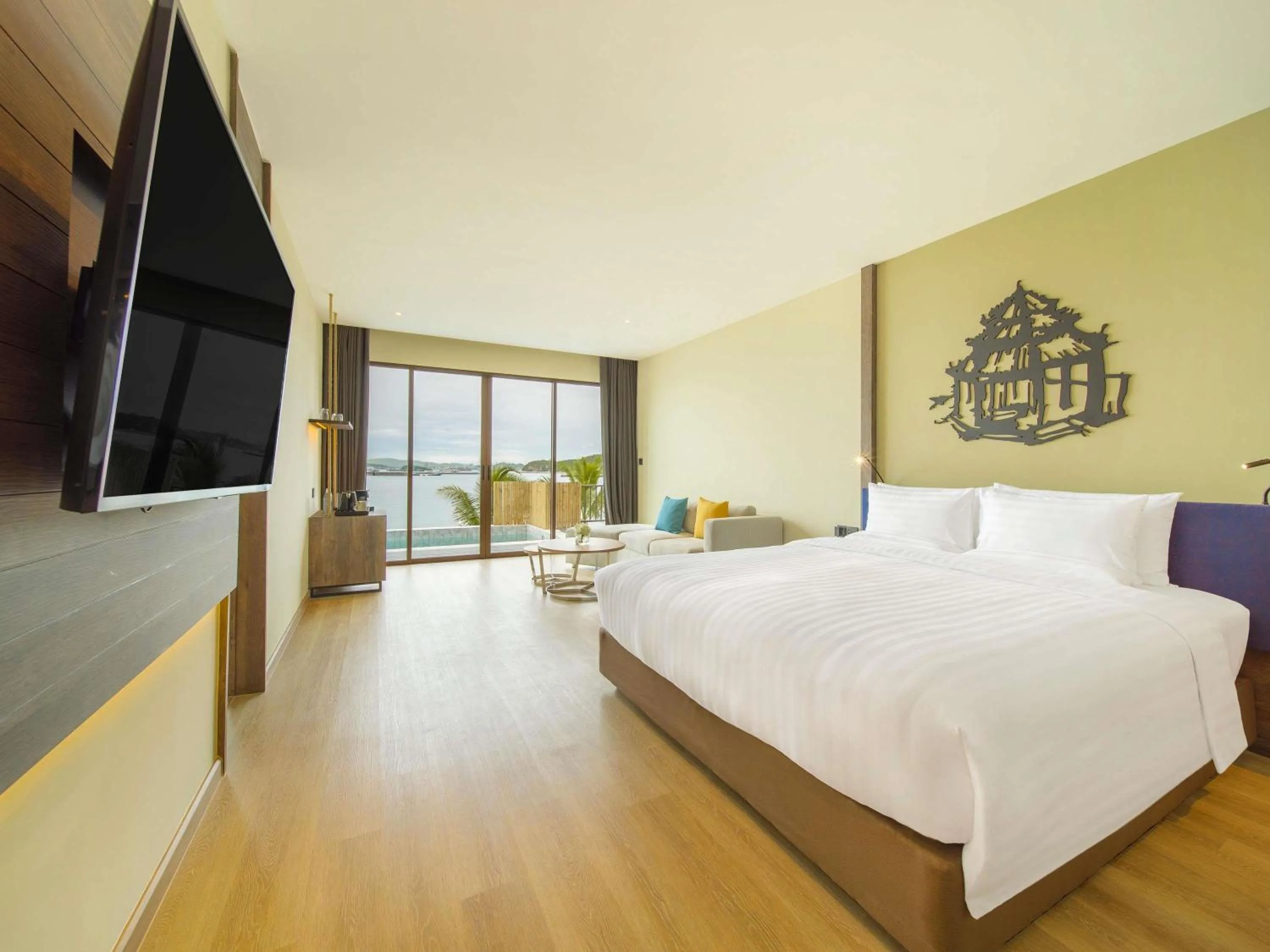 Bedroom, Bed in Novotel Koh Si Chang