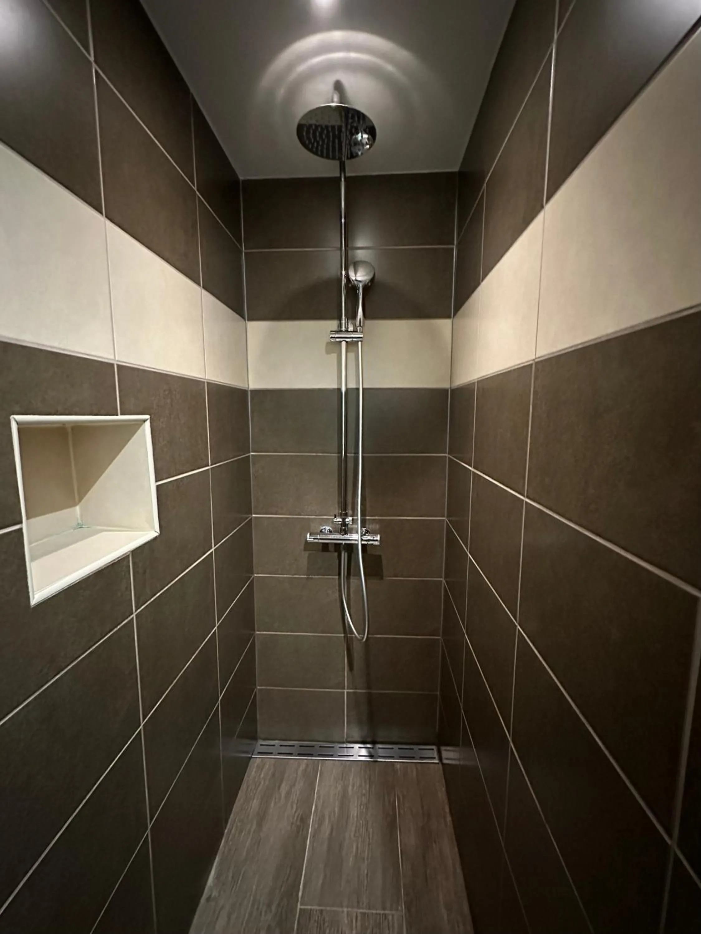 Shower in La Chambre de l'Olivier