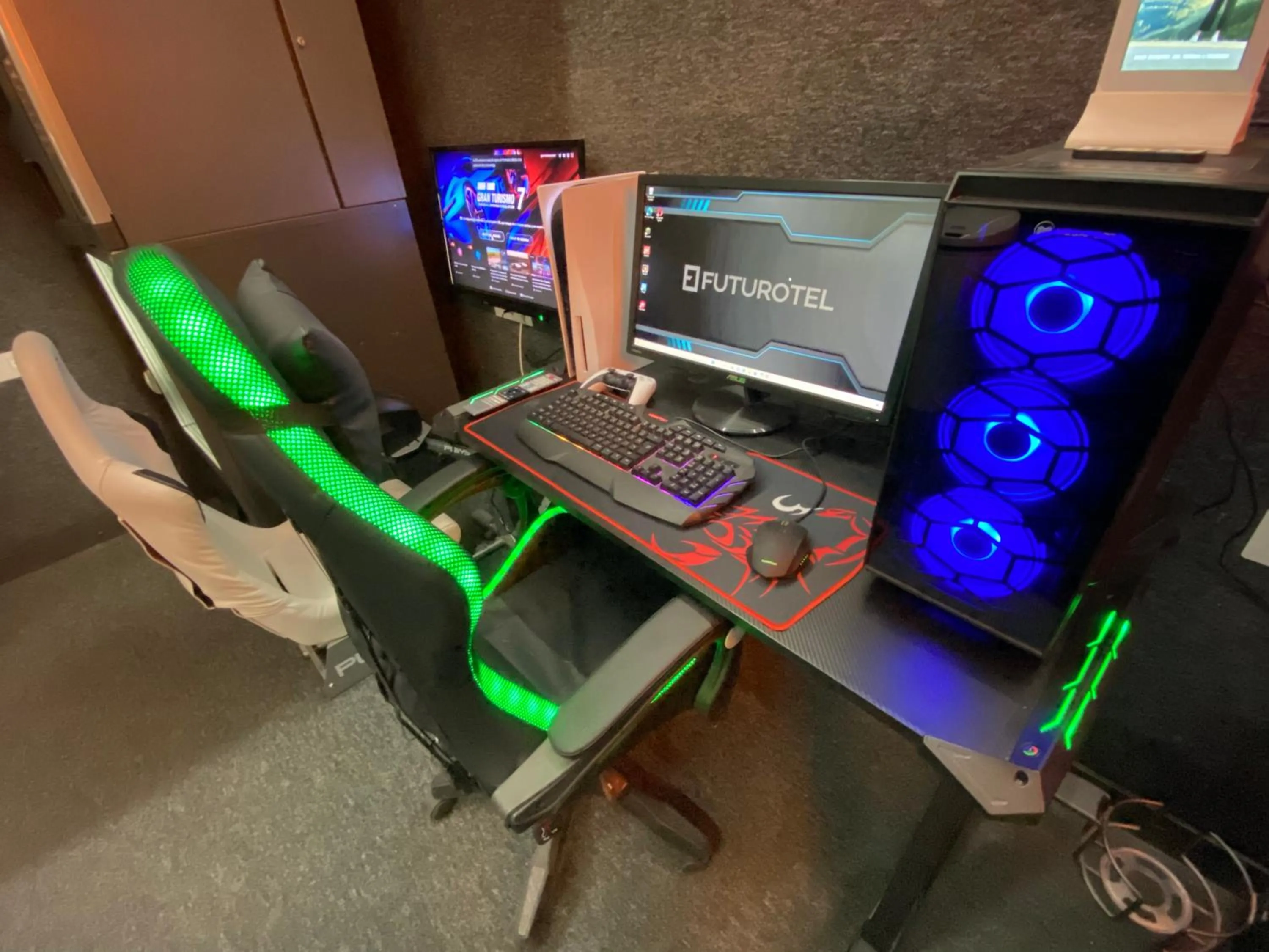 Communal lounge/ TV room in Futurotel Spa Garden