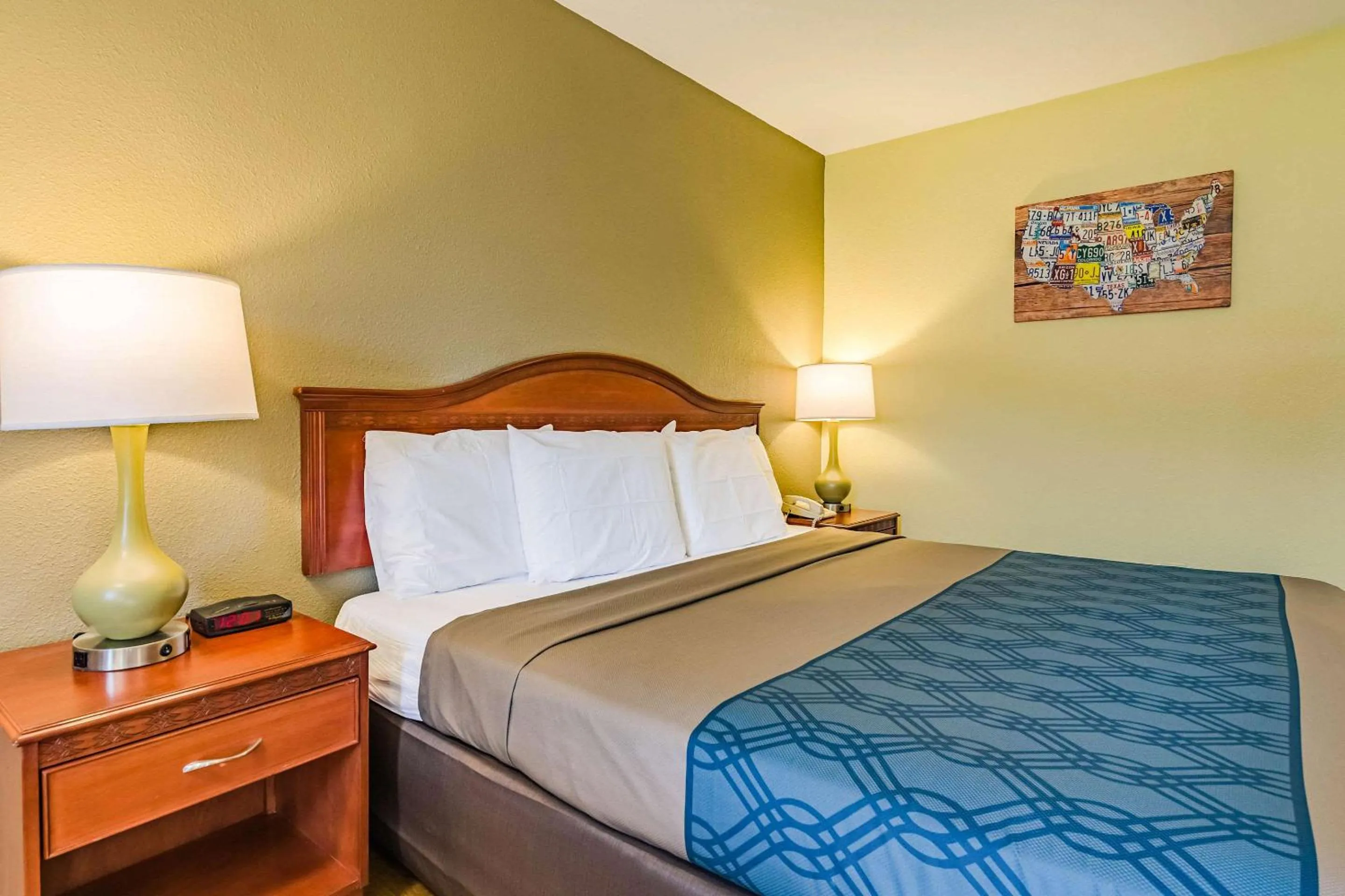 Photo of the whole room, Bed in Econo Lodge Lexington Downtown near I-81