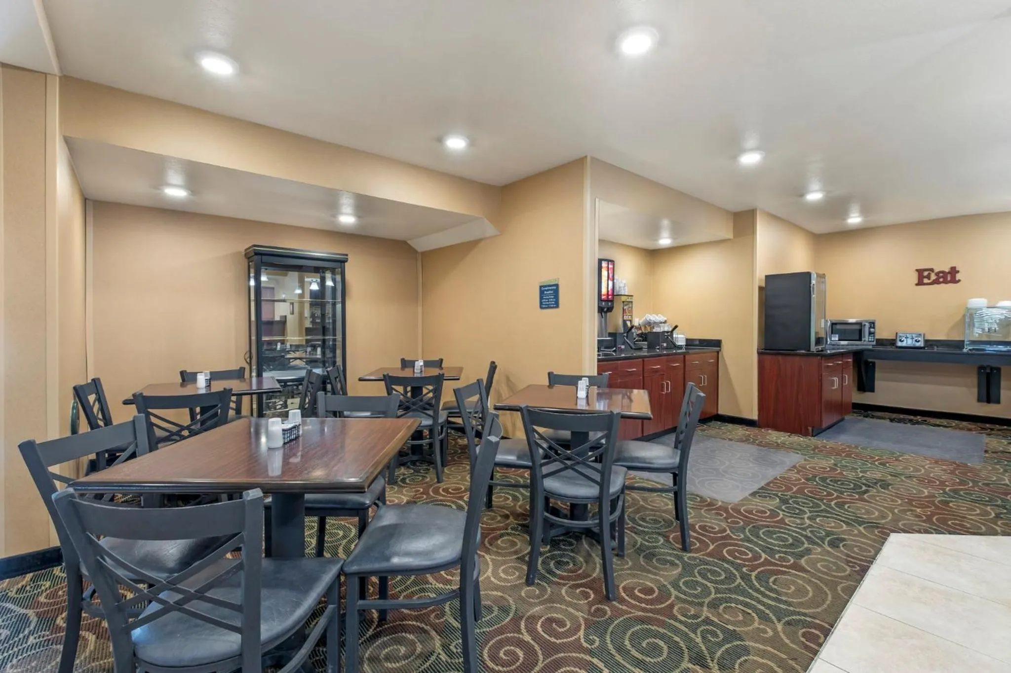 Breakfast in Red Roof Inn Charlestown