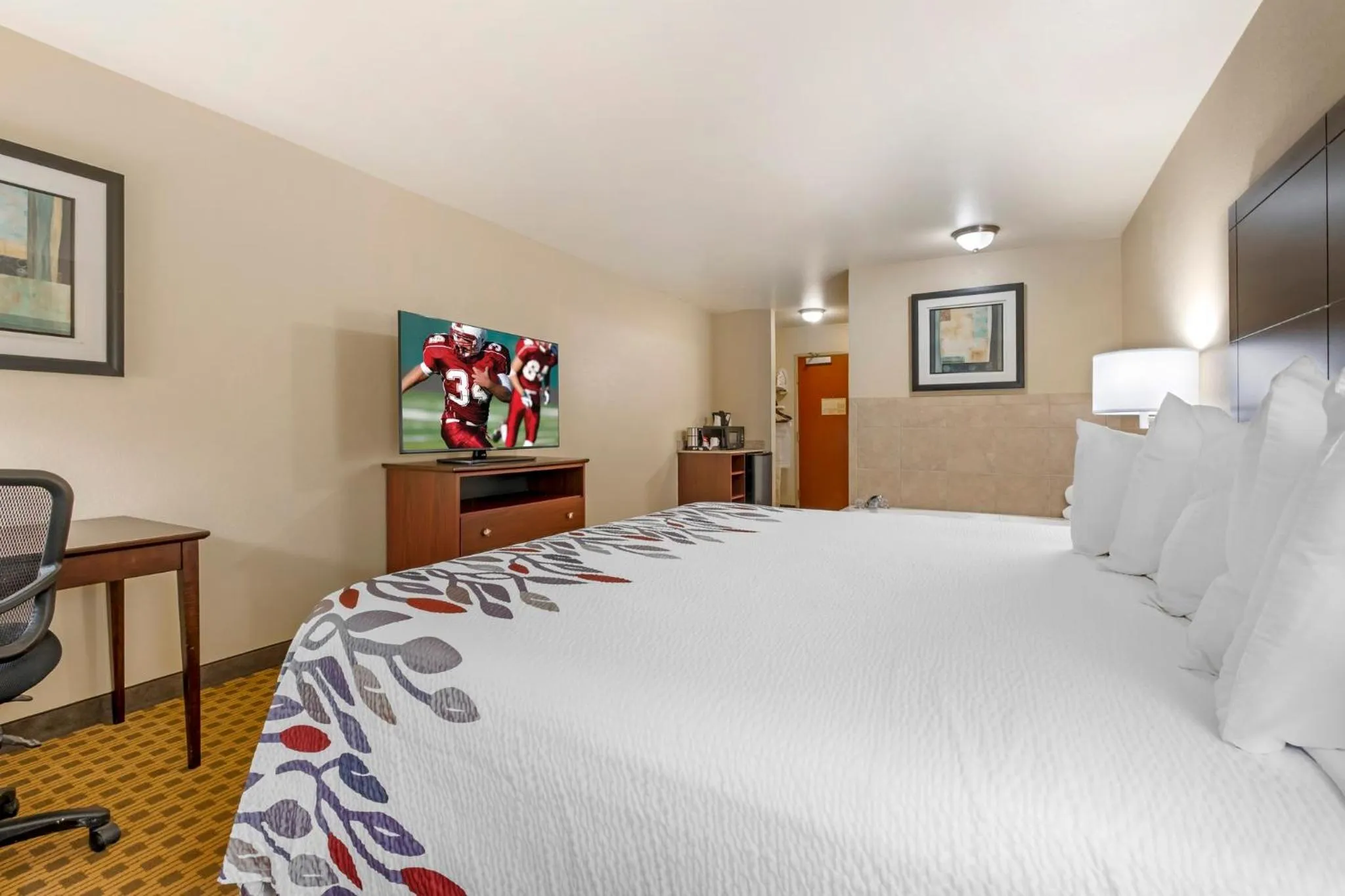 Bedroom, Bed in Red Roof Inn Charlestown