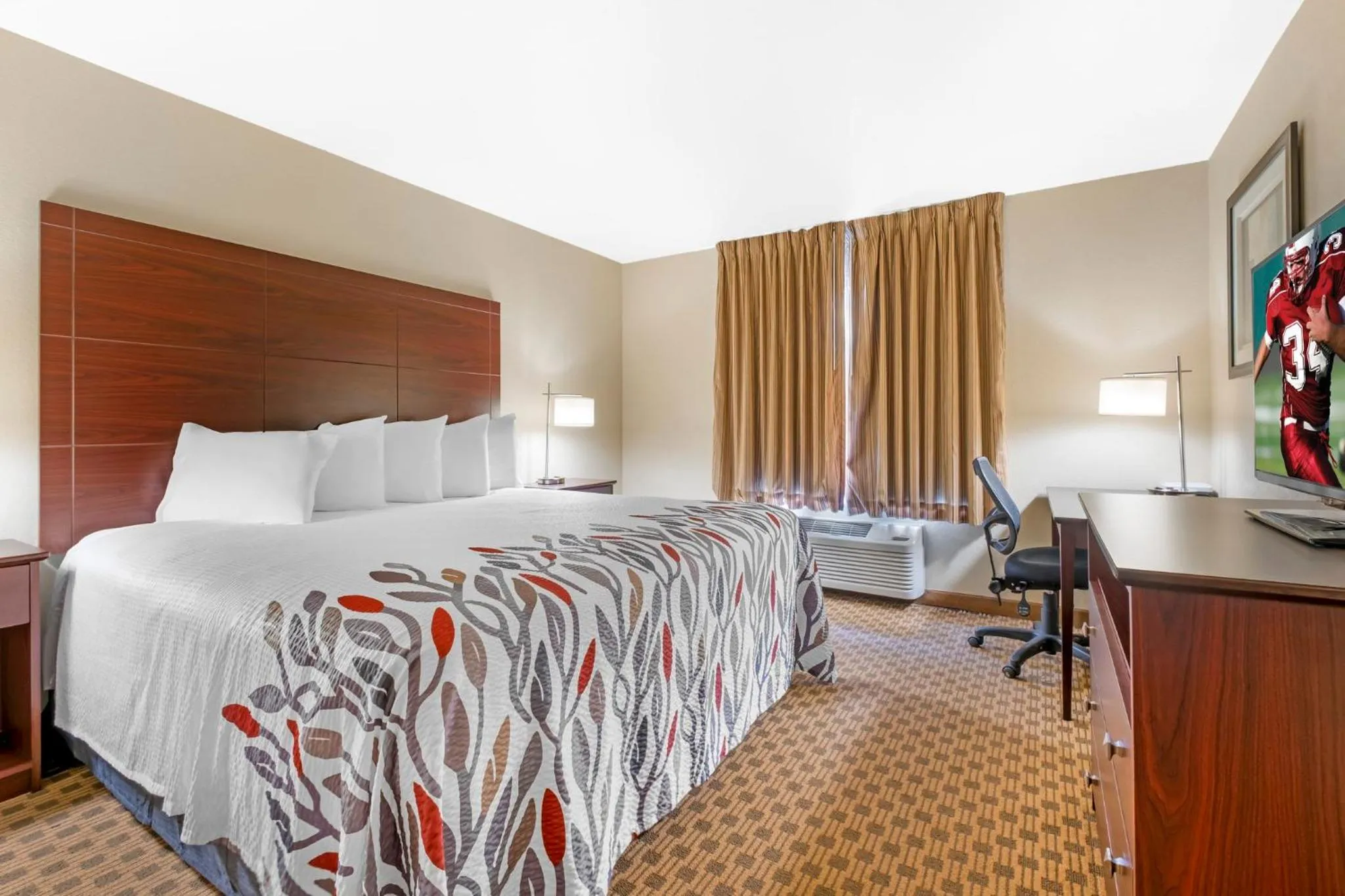 Photo of the whole room, Bed in Red Roof Inn Charlestown