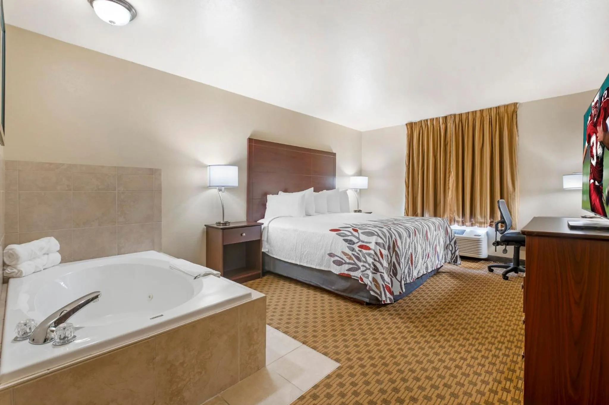 Bedroom, Bed in Red Roof Inn Charlestown