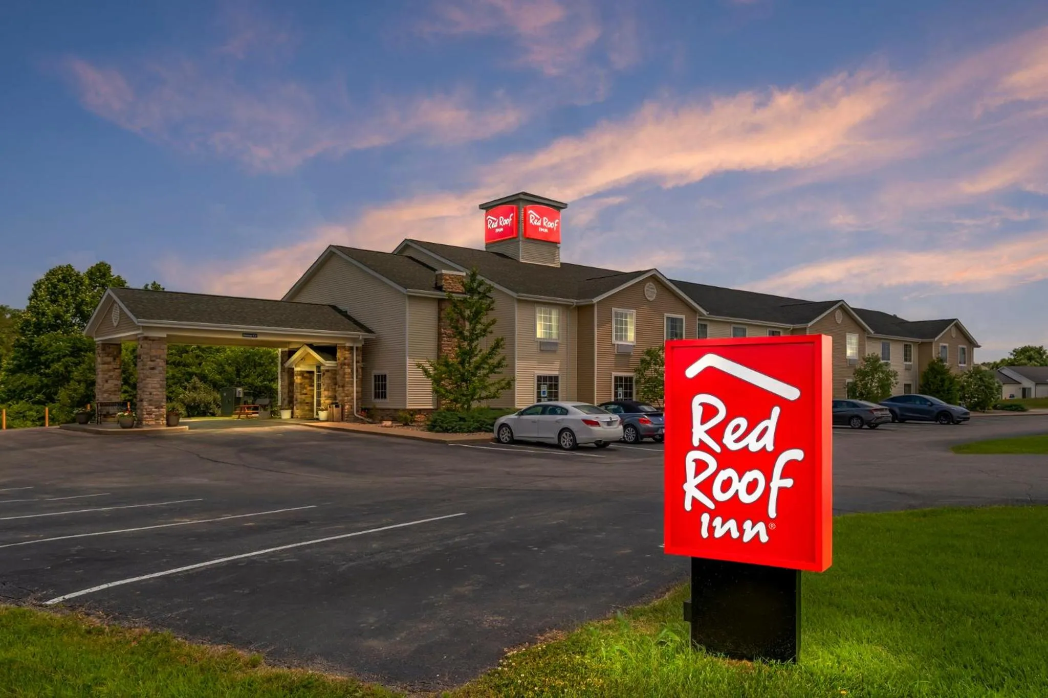 Facade/entrance in Red Roof Inn Charlestown