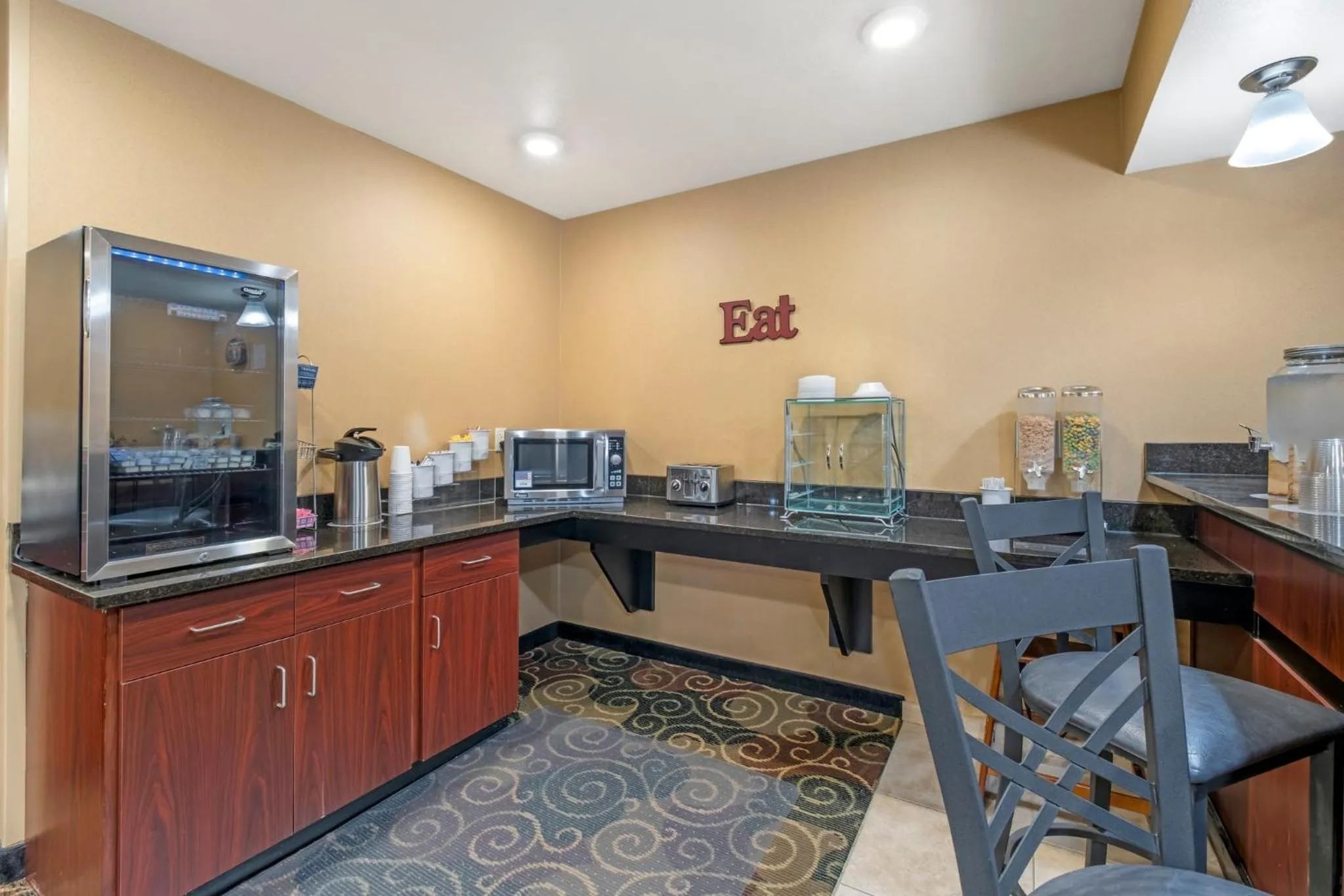 Breakfast in Red Roof Inn Charlestown