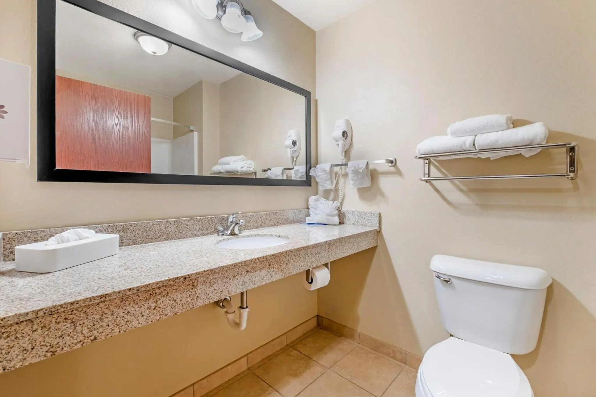 Bathroom in Red Roof Inn Charlestown