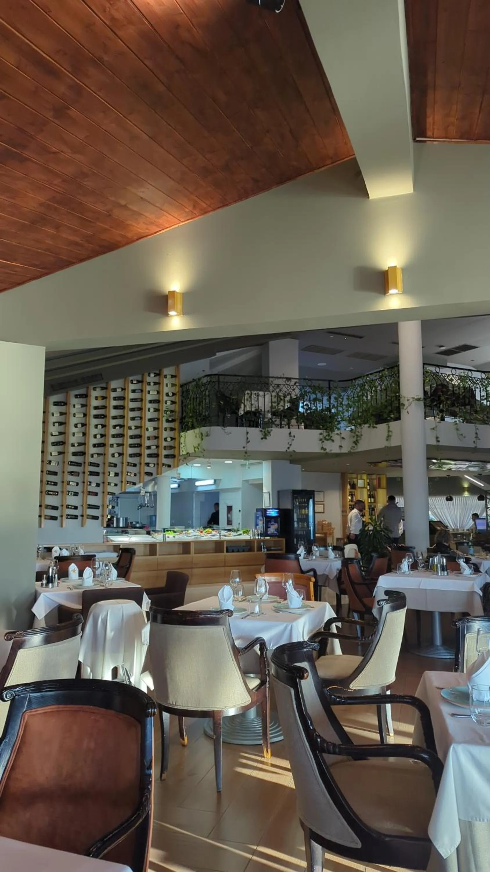 Restaurant/places to eat in Chateau Linza Resort