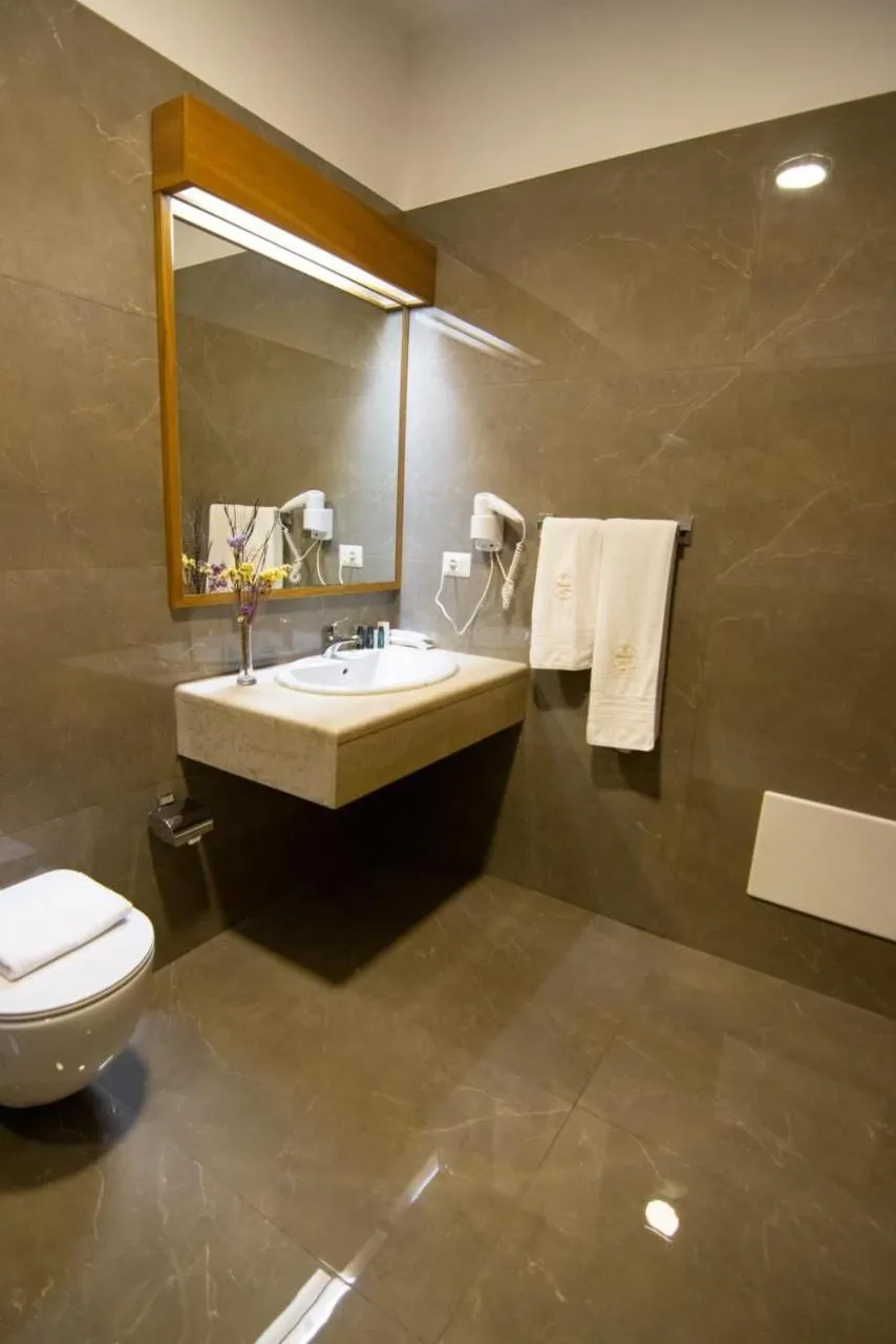 Shower in Chateau Linza Resort