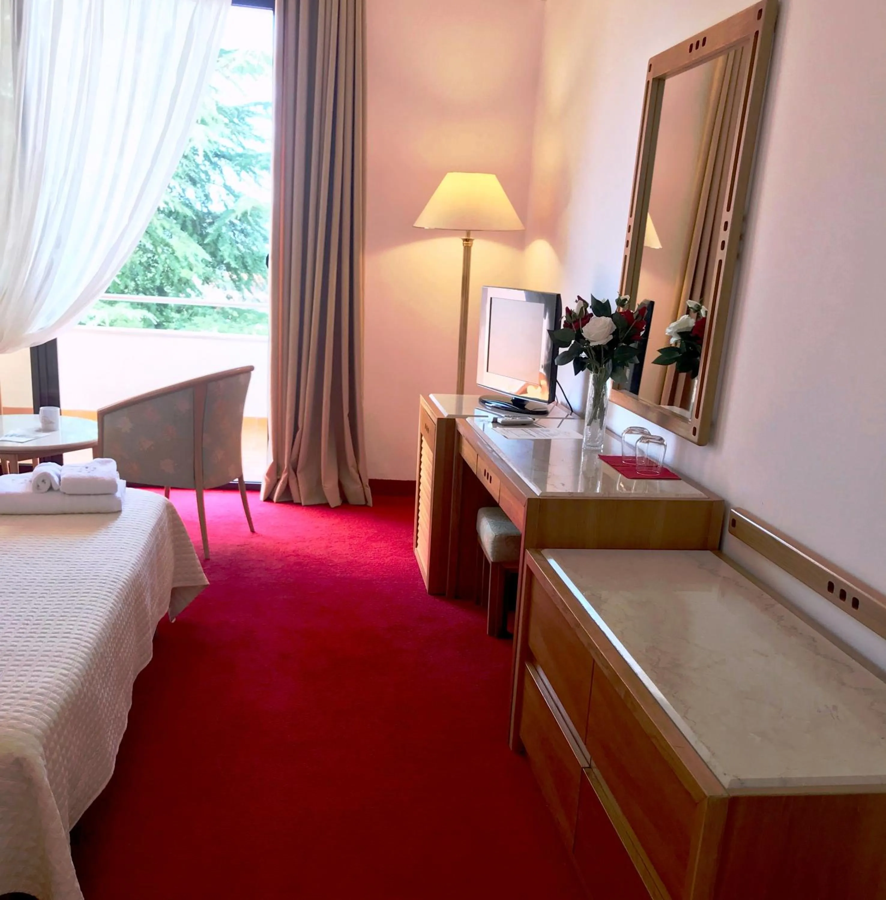 Seating area, Bed in Chateau Linza Resort