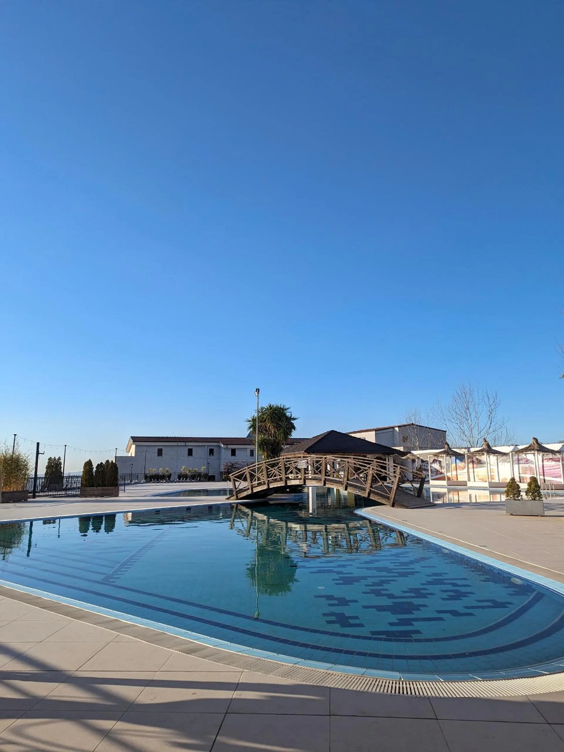 Swimming pool in Chateau Linza Resort