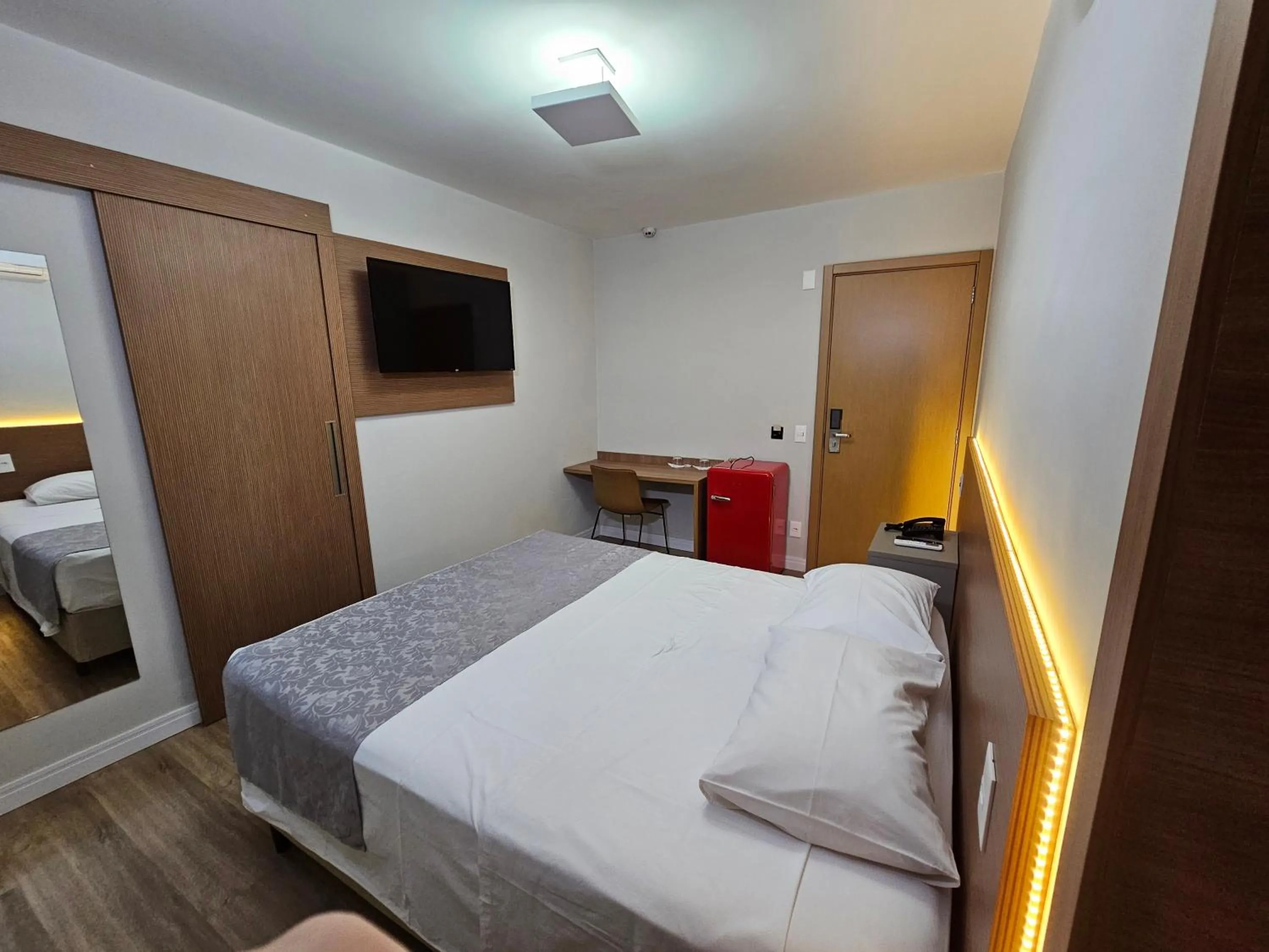 Bed in Optimum Plaza Hotel