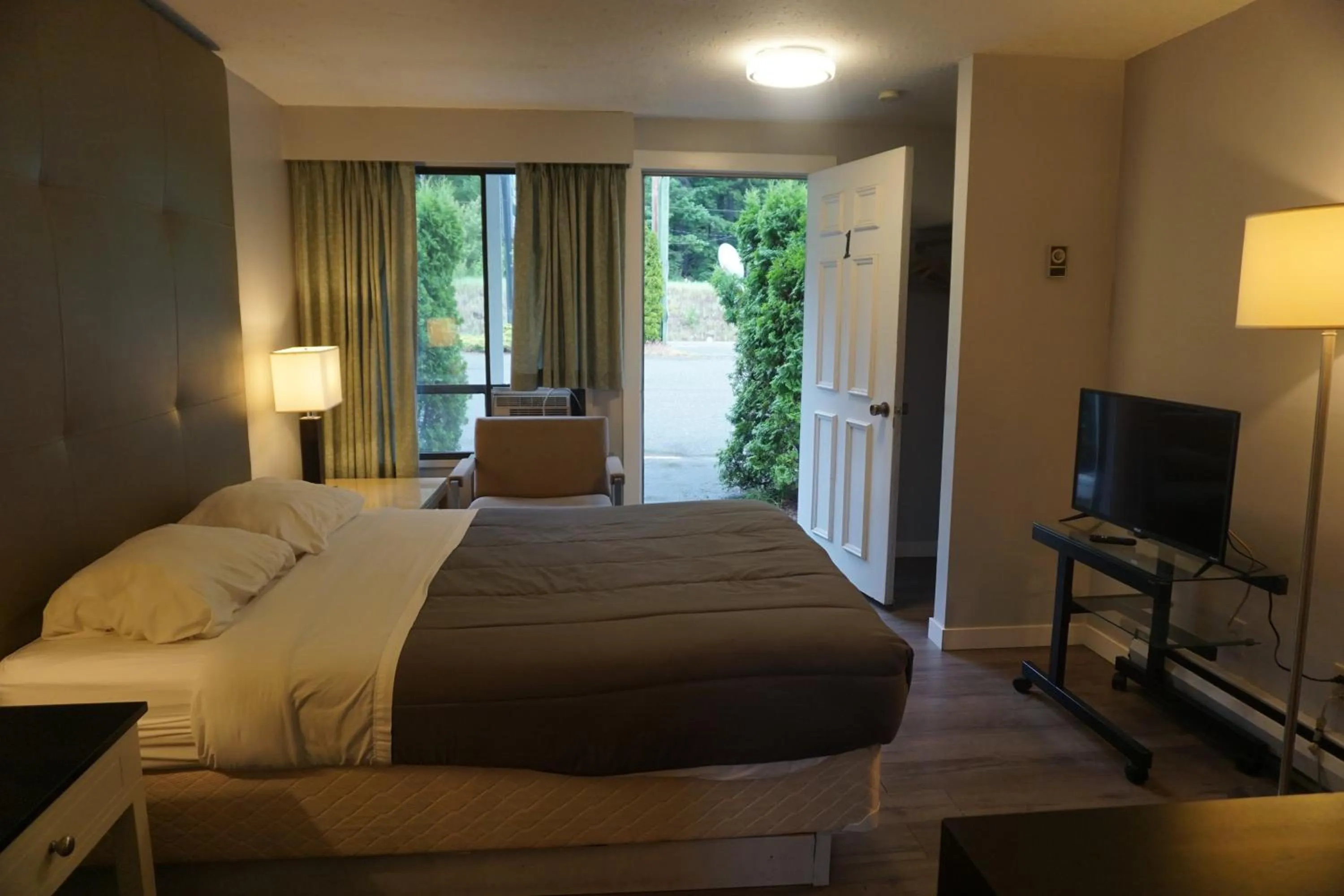 Bedroom in The Mighty Fraser Motel