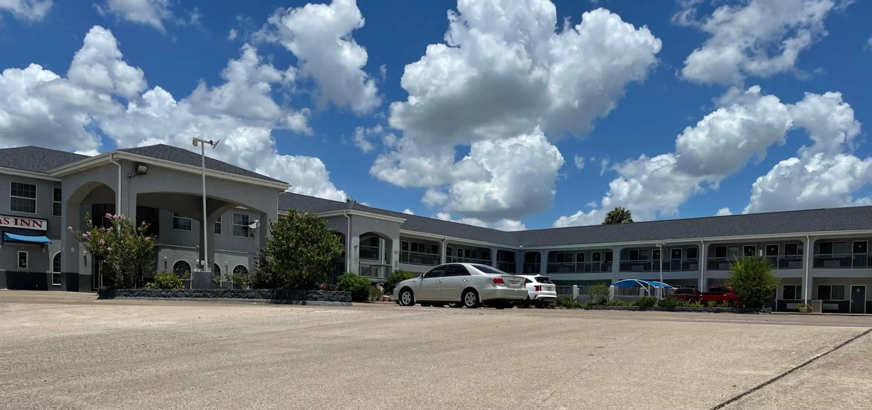 Property building in Texas Inn La Feria