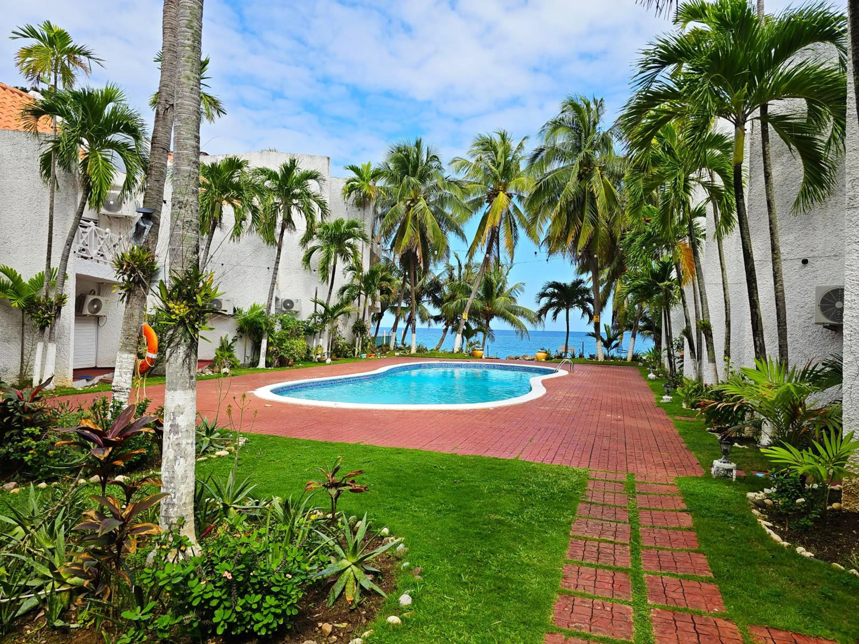 Garden in Chrisanns Paradise Suite by the Ocean - Apt#9