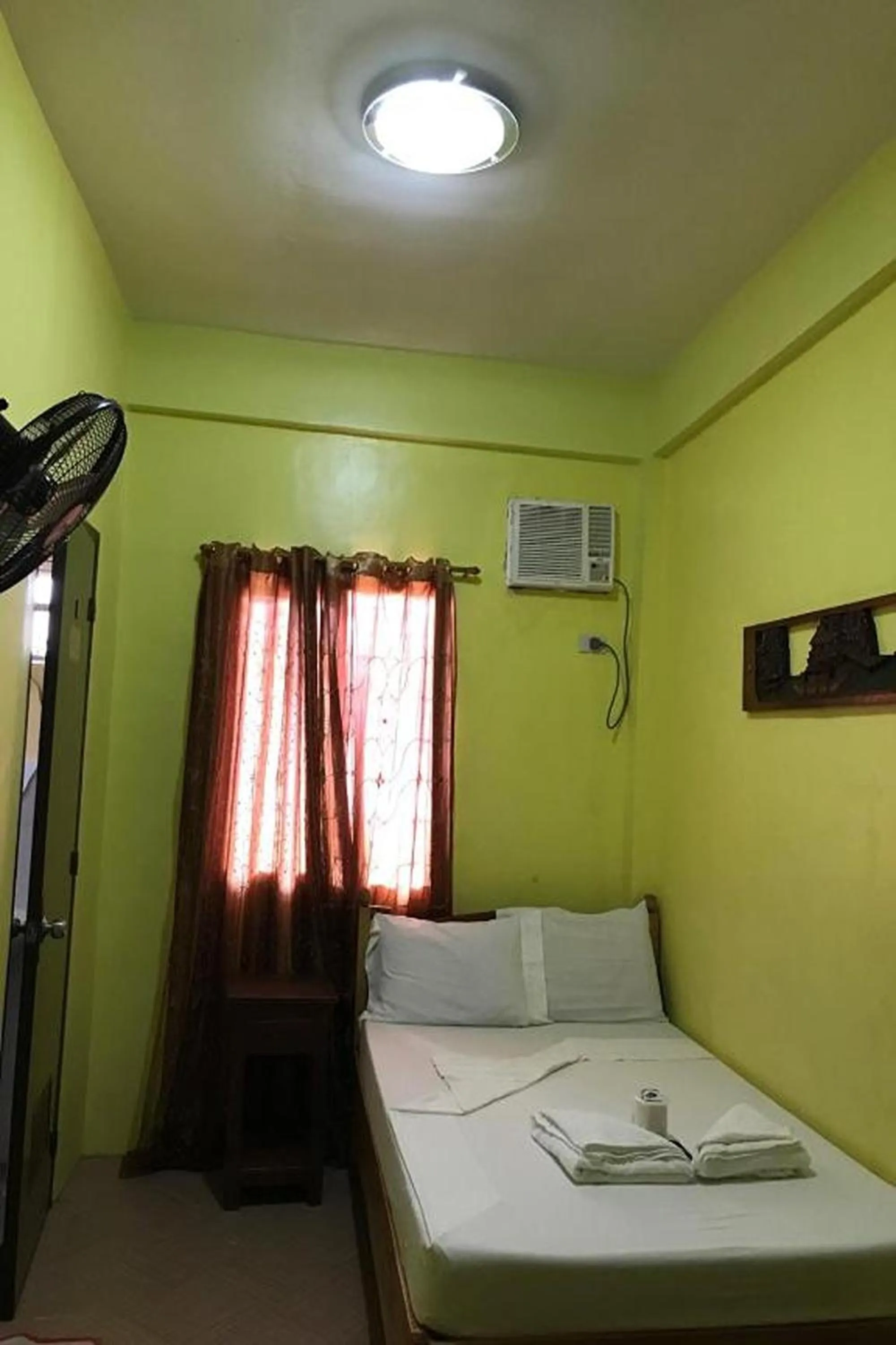 Bedroom, Bed in Luis Bay Travellers Lodge Coron