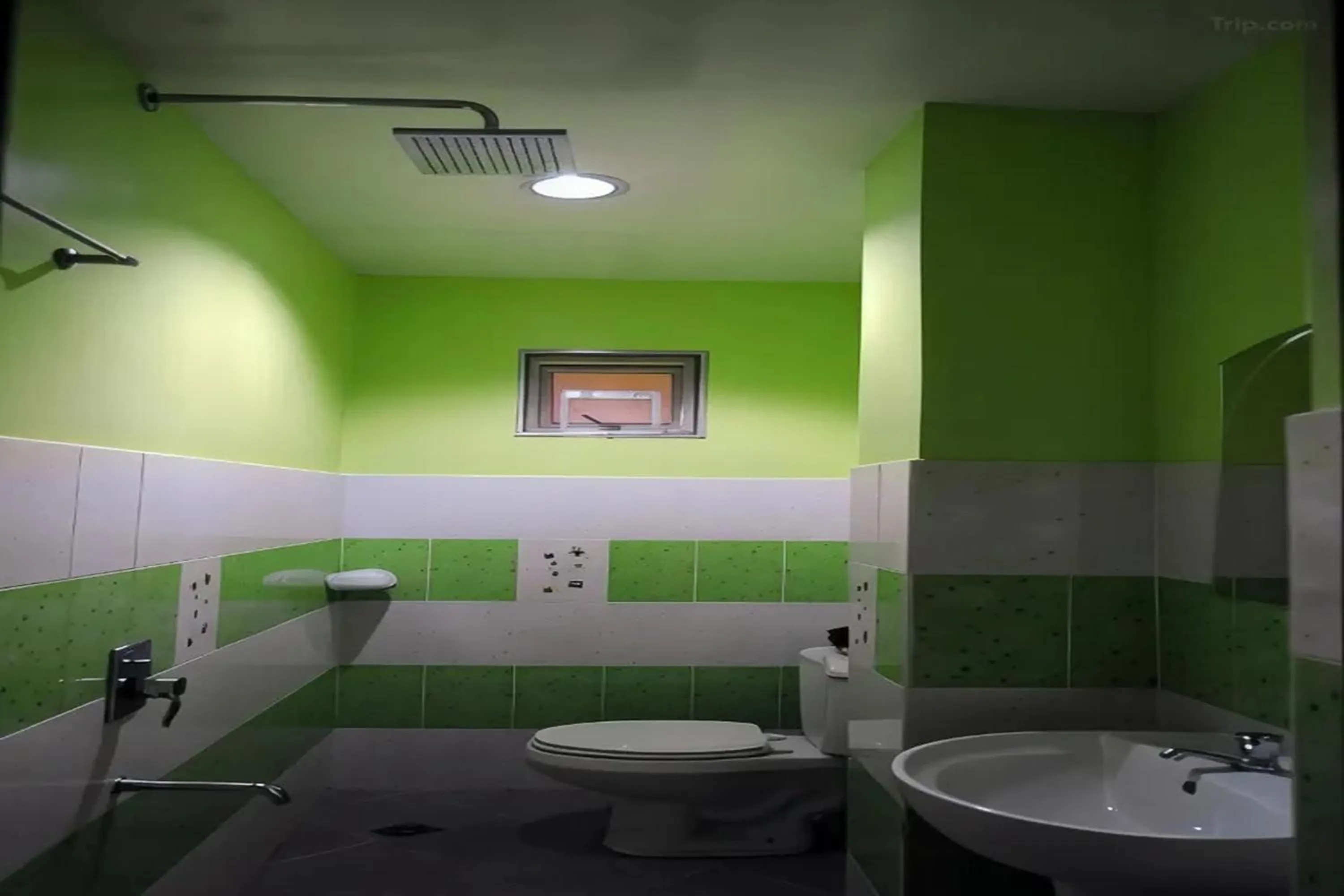 Bathroom in Luis Bay Travellers Lodge Coron