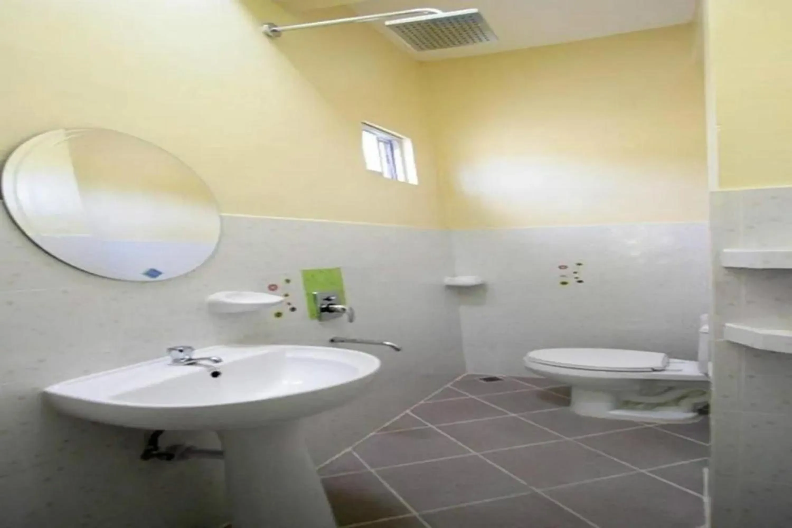 Bathroom in Luis Bay Travellers Lodge Coron