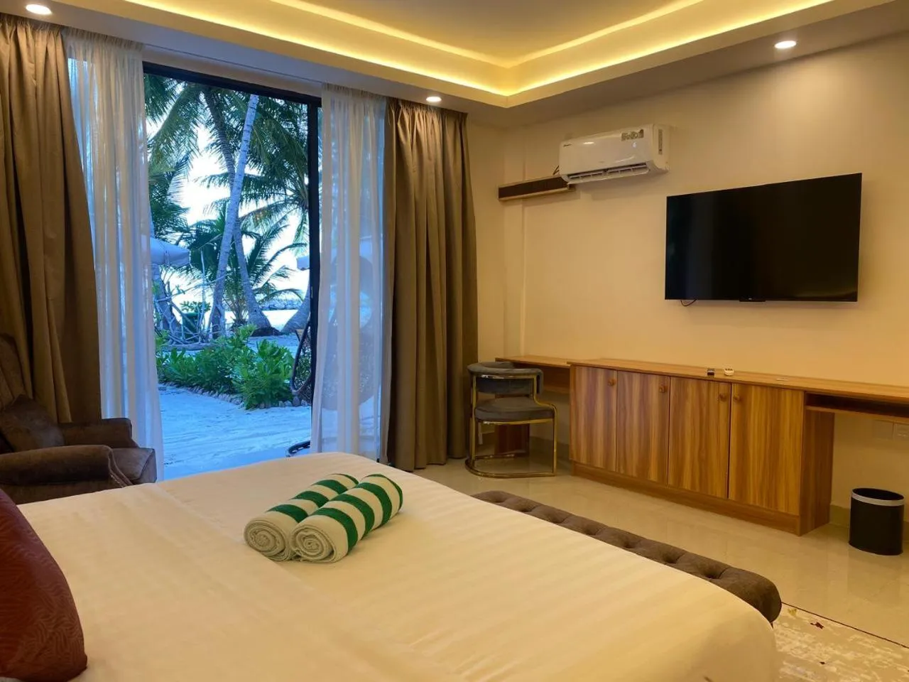 Photo of the whole room, Bed in Chak’z 1964 Beach