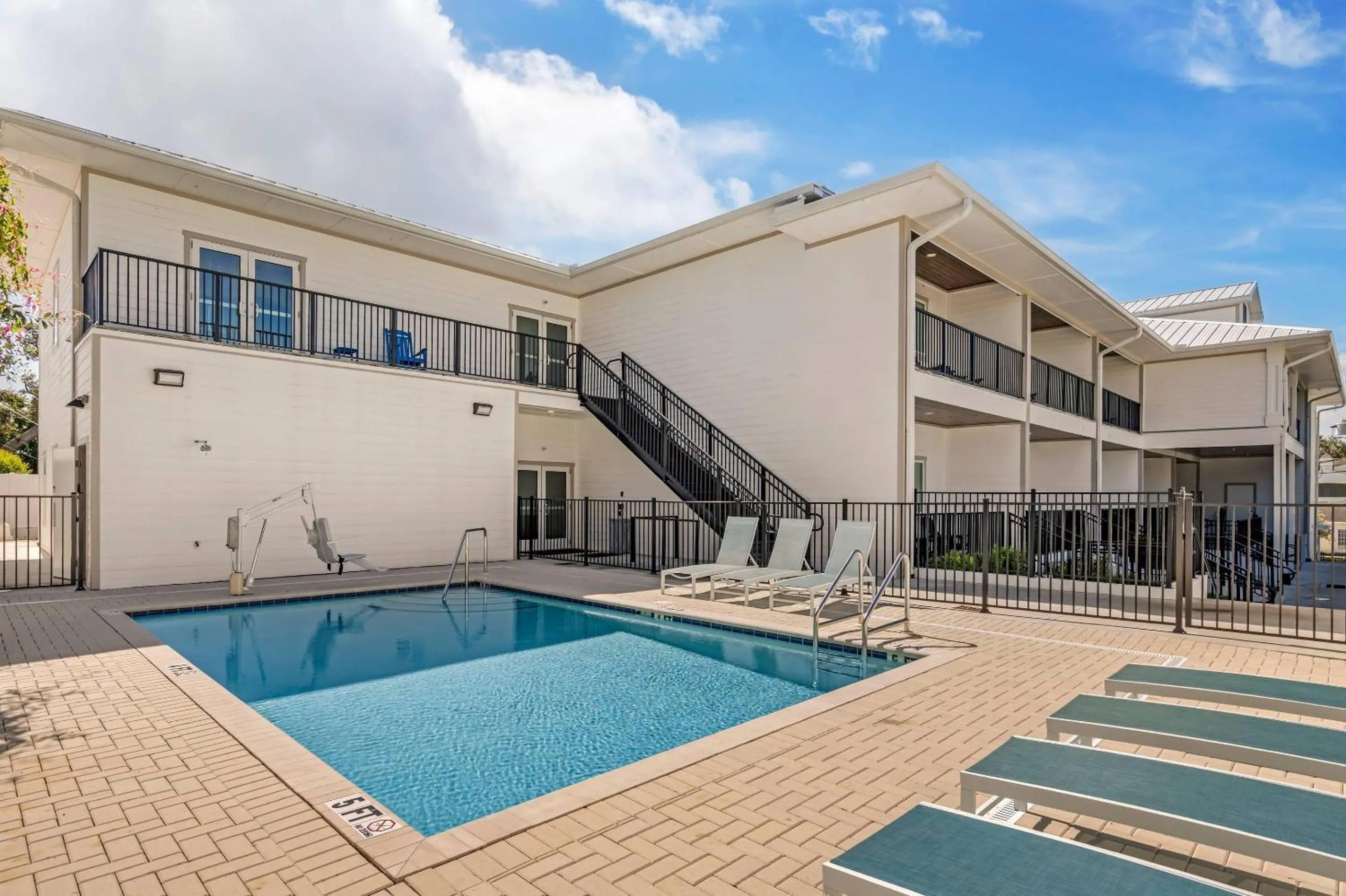 Swimming pool in Grant Street Inn, an Ascend Collection Hotel