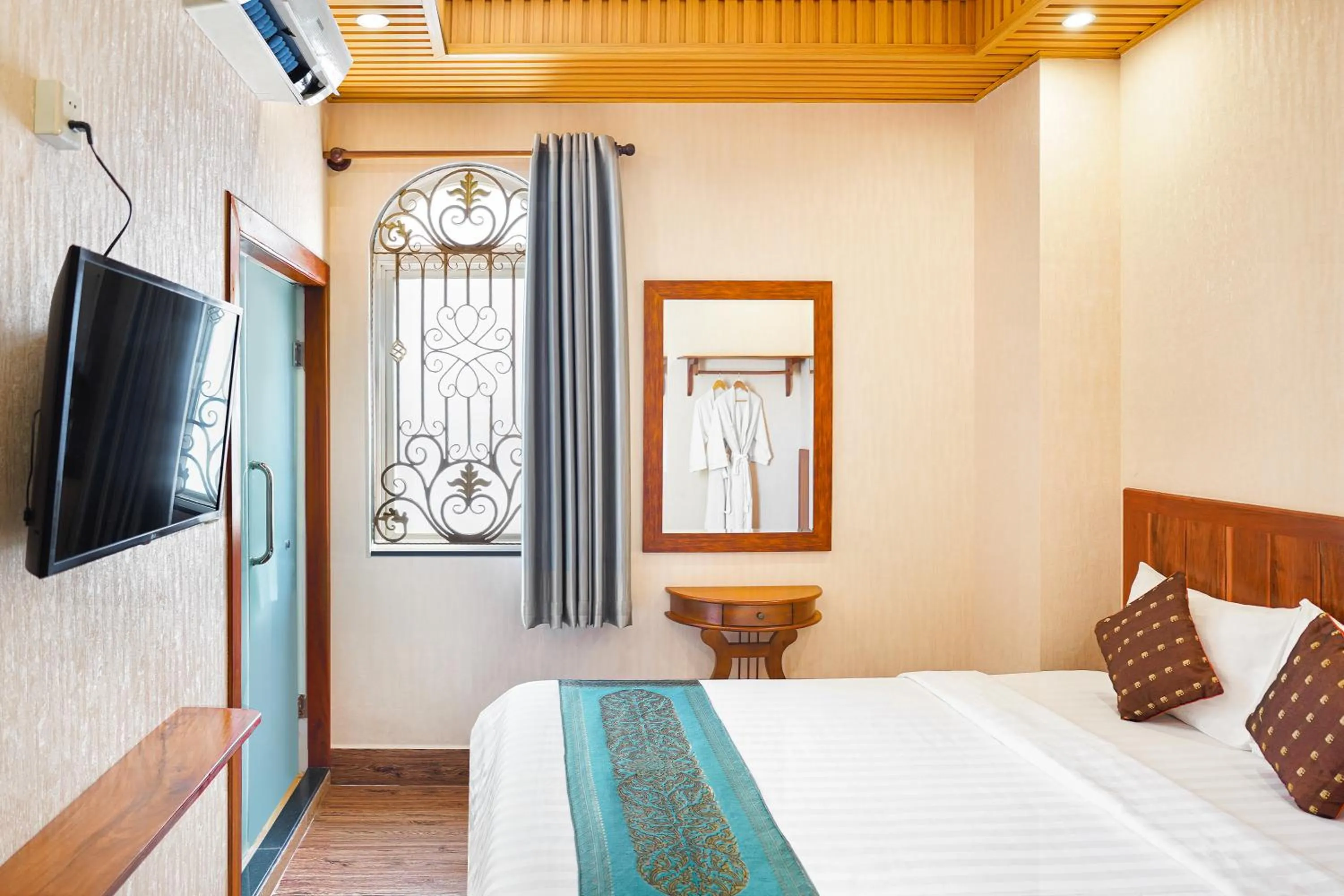 View (from property/room), Bed in Phuminh Hotel Riverside