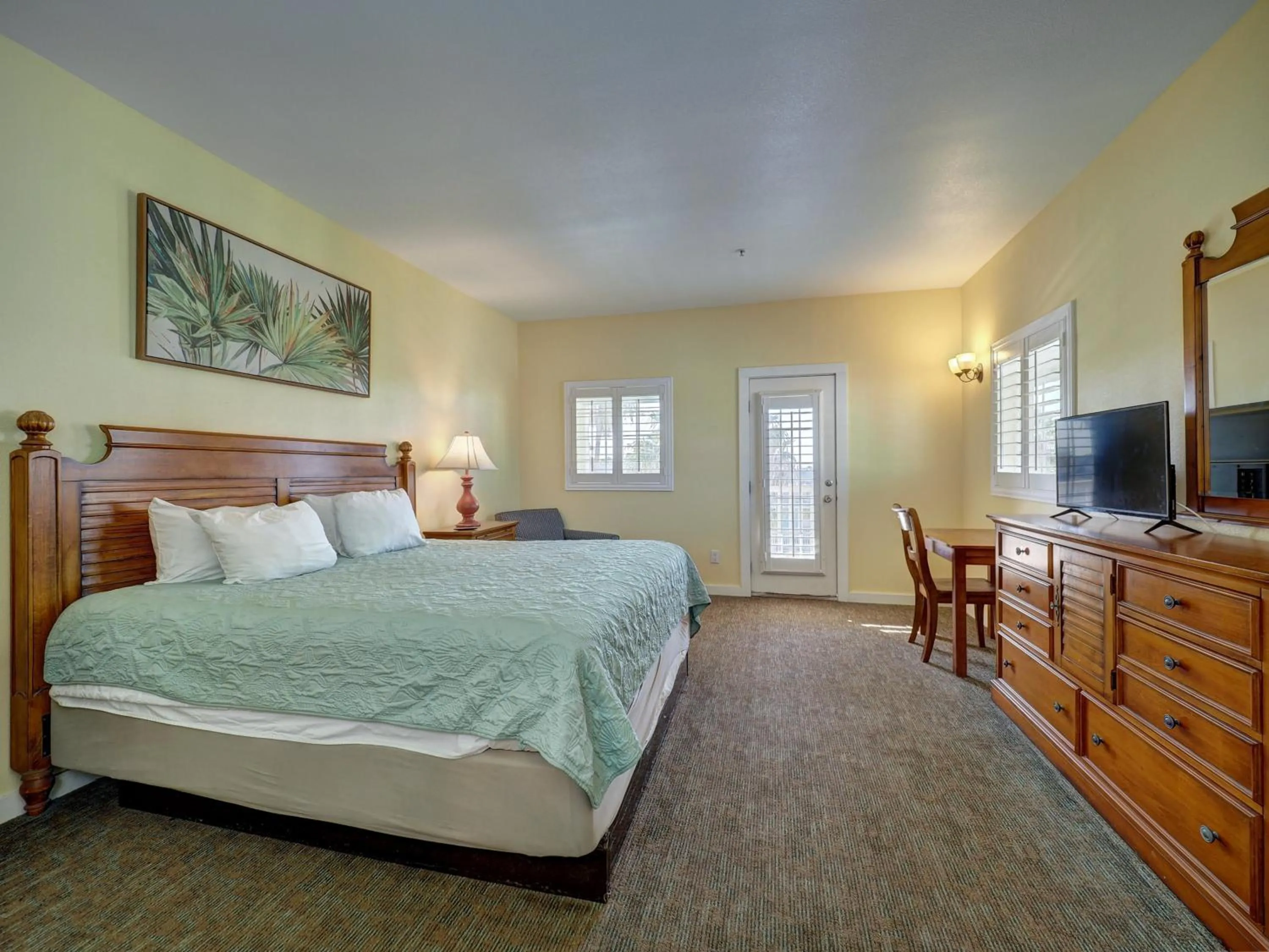 Bed in Seashell Village Resort near the beach with kitchens