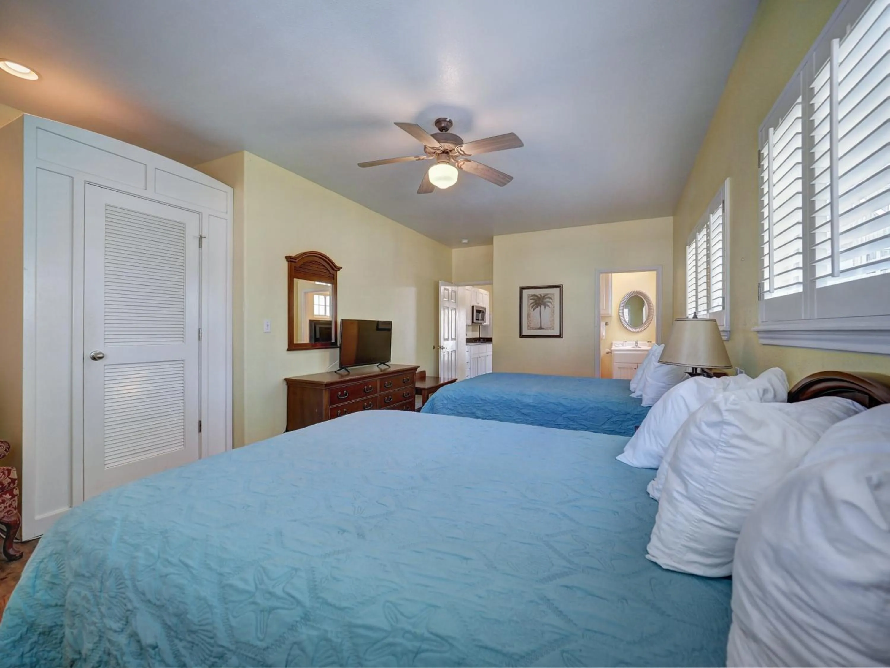 Bed in Seashell Village Resort near the beach with kitchens