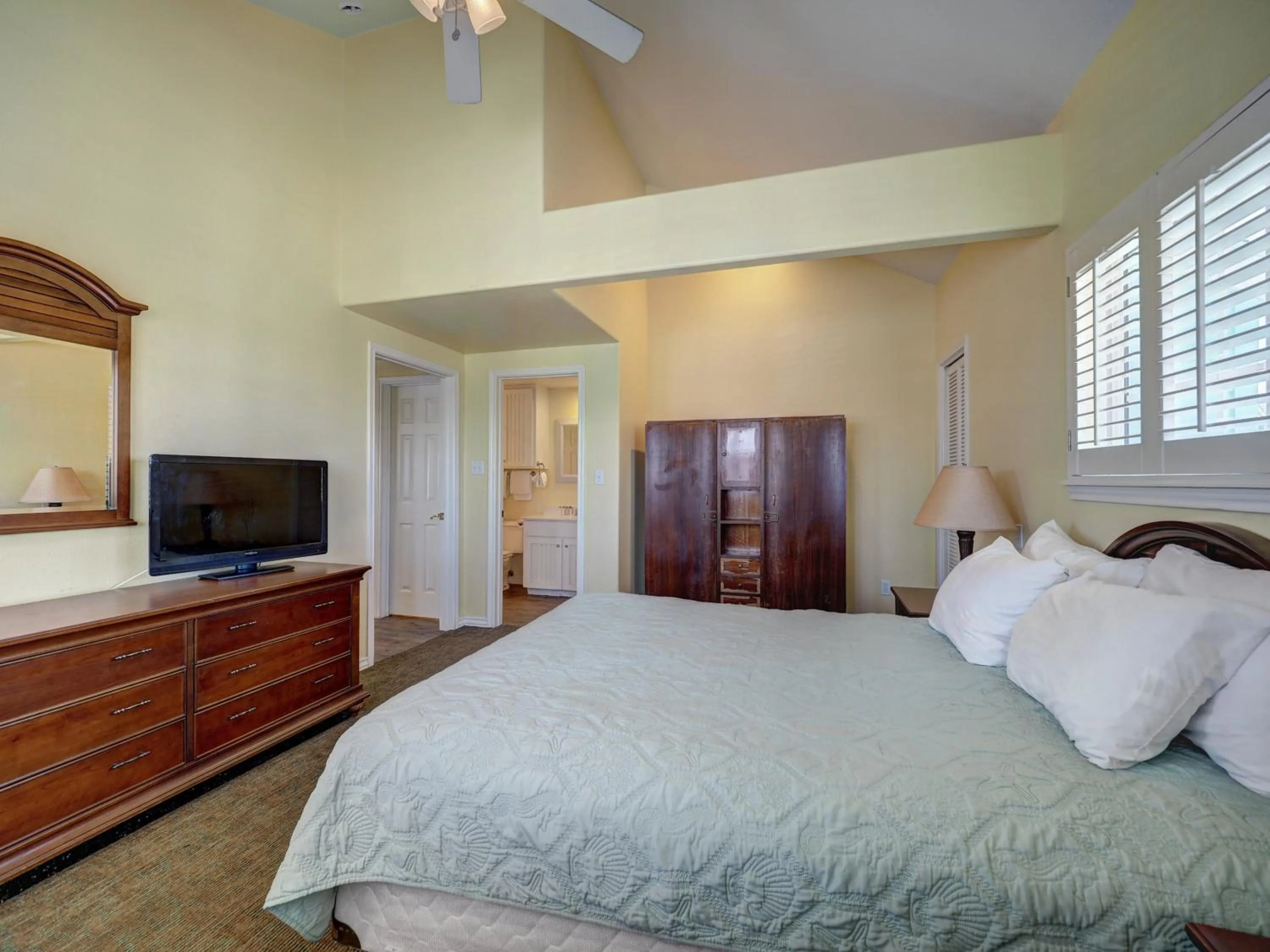 Bedroom, Bed in Seashell Village Resort near the beach with kitchens