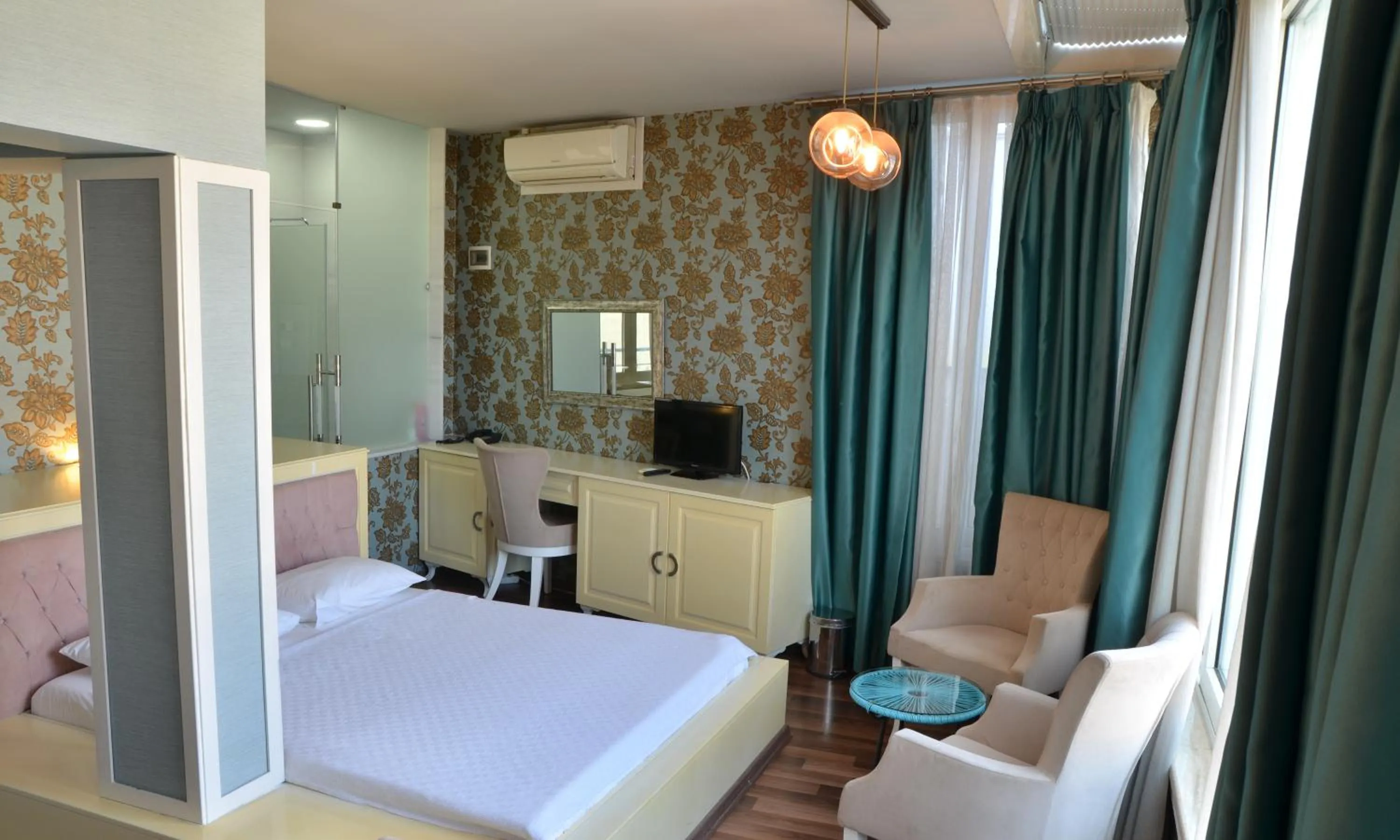 Seating area, Bed in Miller Hotel