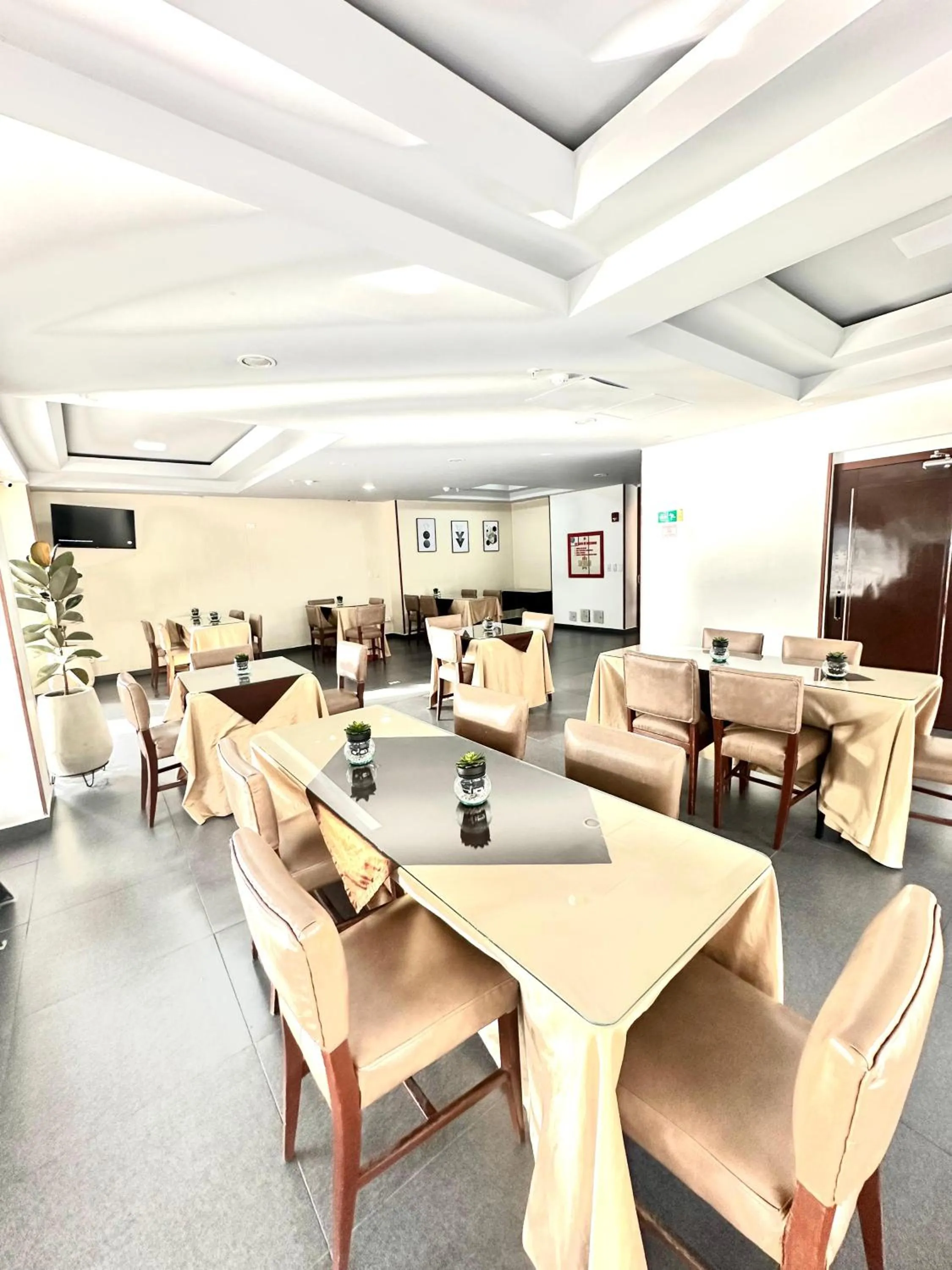 Restaurant/places to eat in HOTEL SHERIDAN BOGOTA