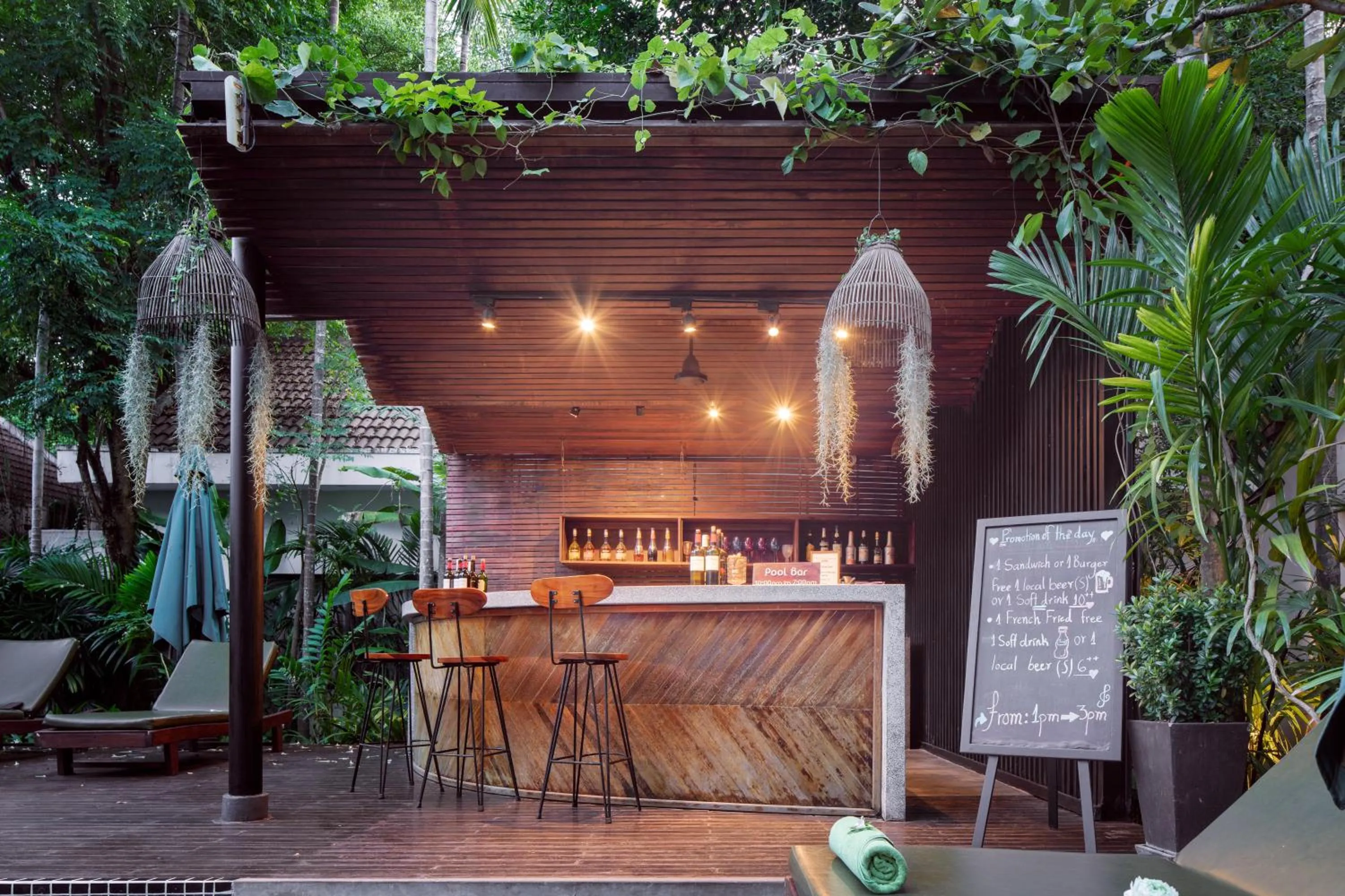 Lounge or bar in Lynnaya Urban River Resort