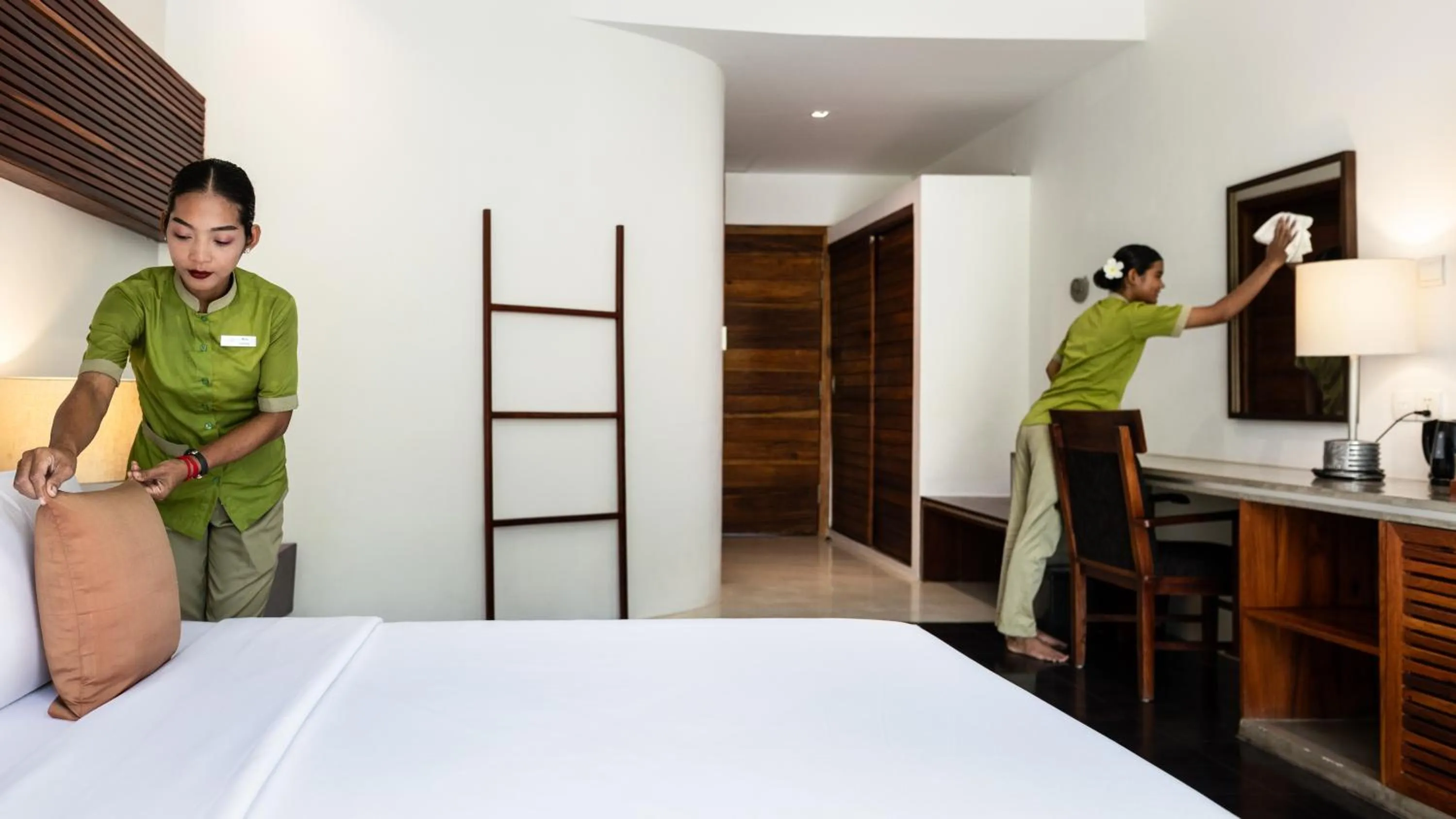 Staff, Bed in Lynnaya Urban River Resort