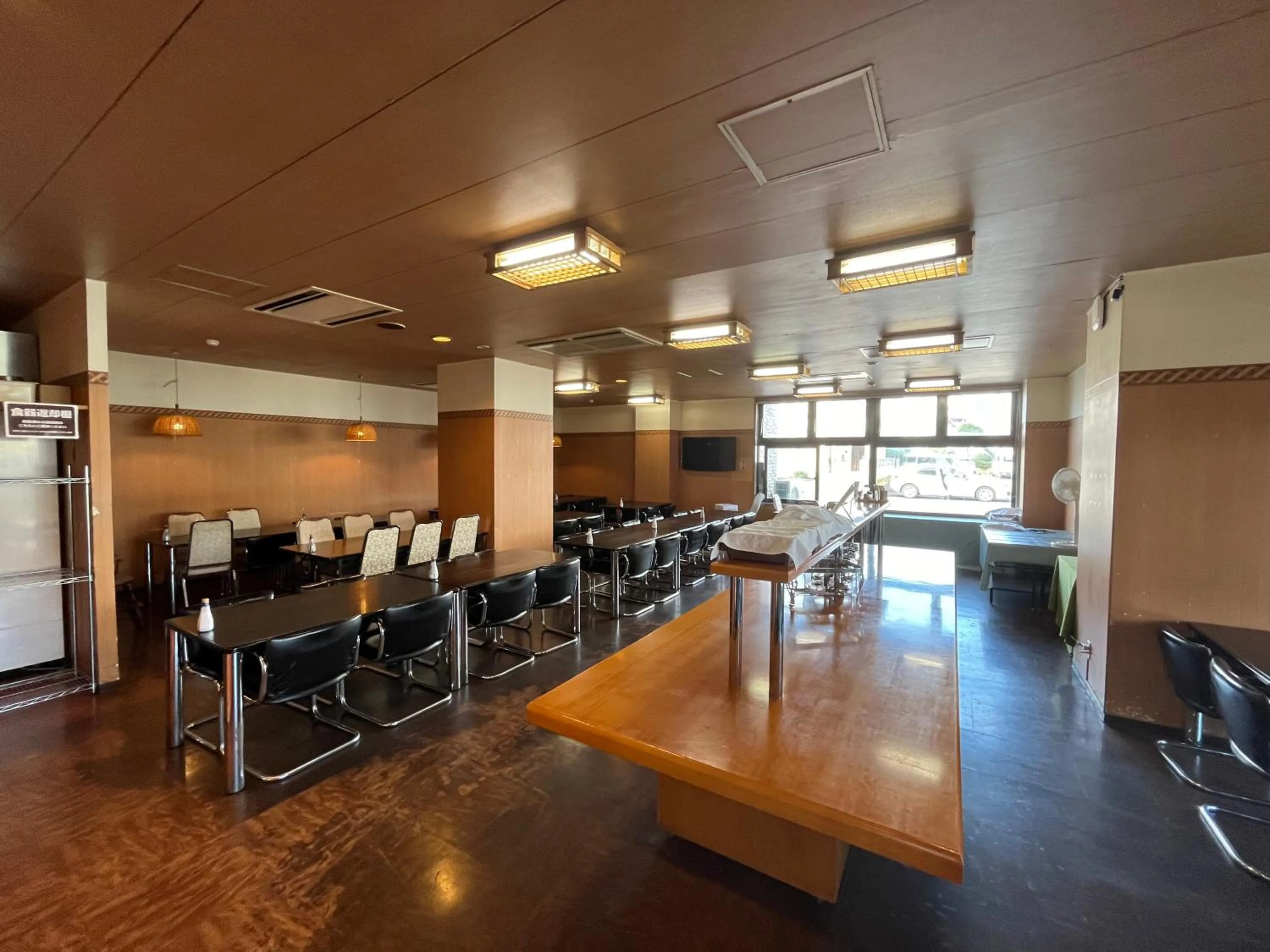 Restaurant/places to eat in Hotel Marsh Land