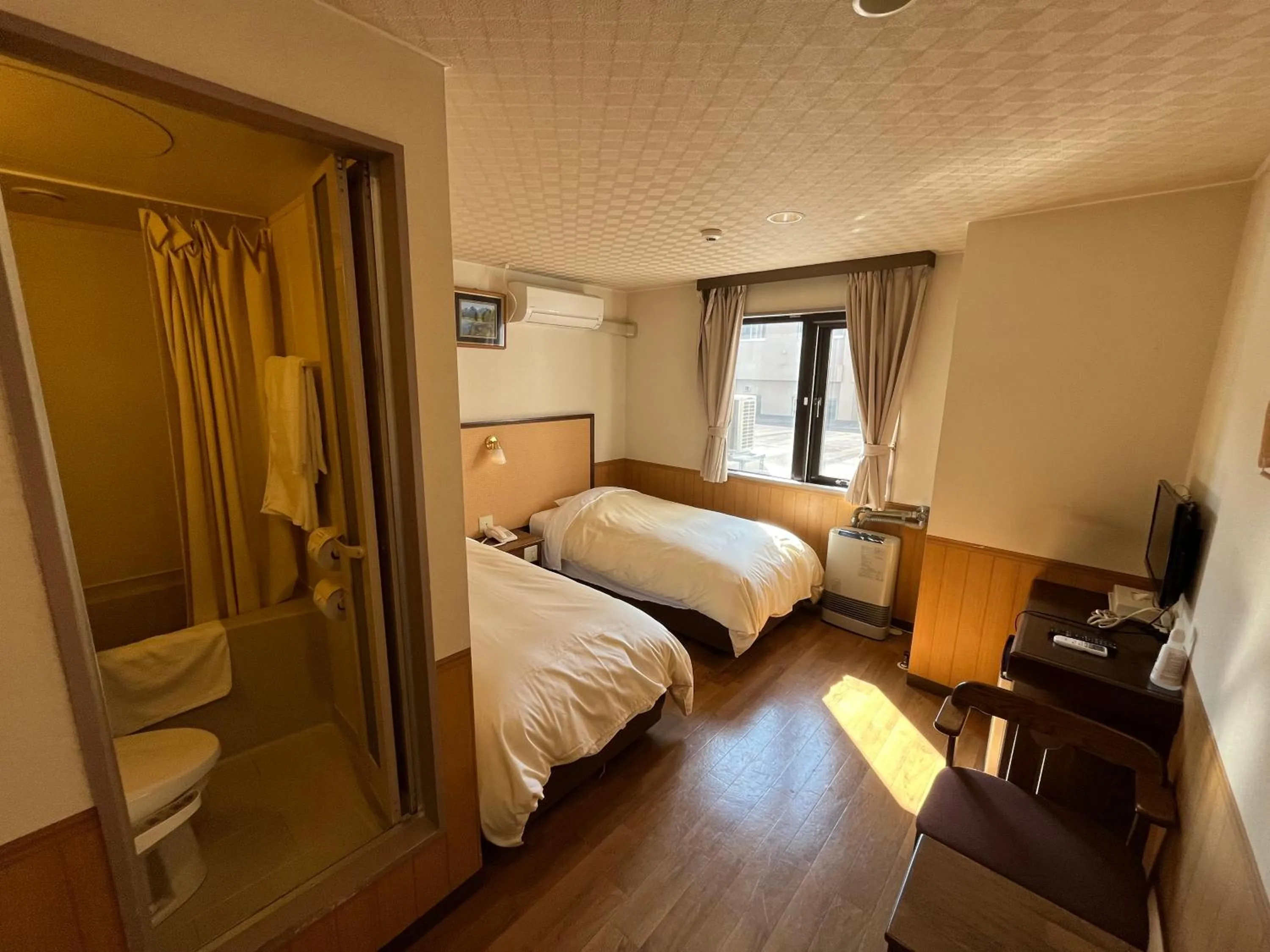 Bathroom, Bed in Hotel Marsh Land