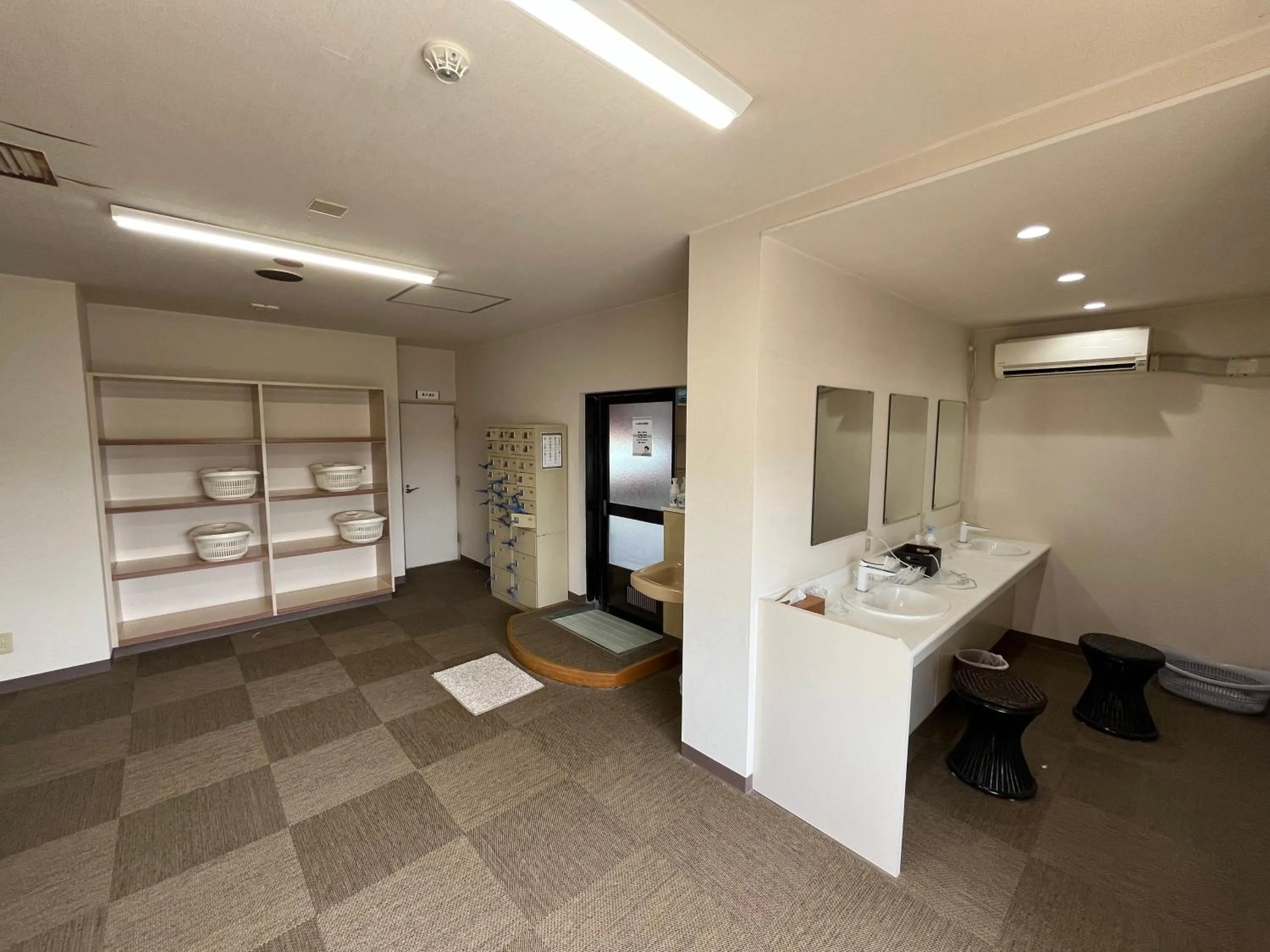 Public Bath in Hotel Marsh Land