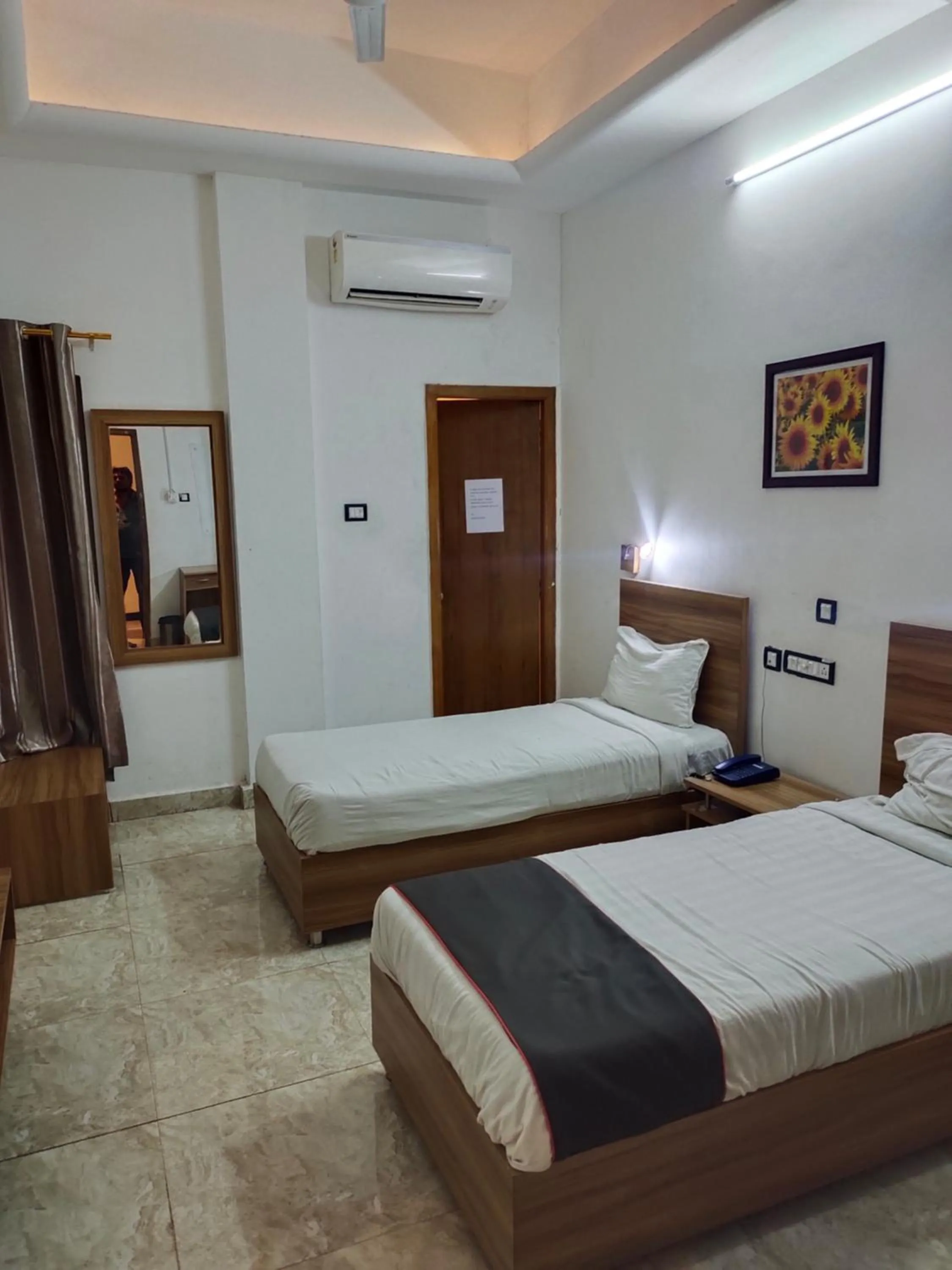 Bed in Gulnaar Inn Near US Counsulate Sankar nethralaya Apollo Hospital
