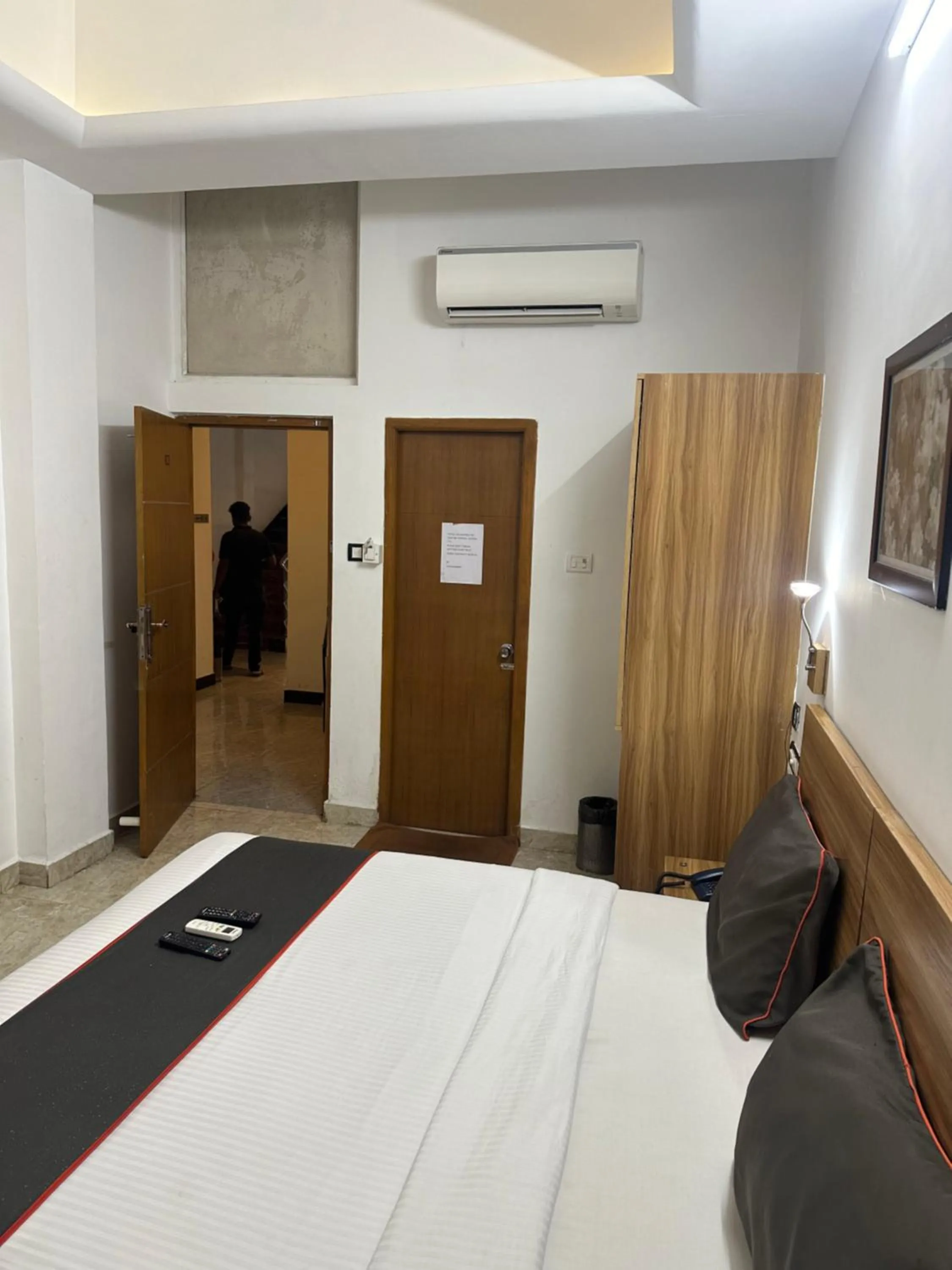 Bed in Gulnaar Inn Near US Counsulate Sankar nethralaya Apollo Hospital