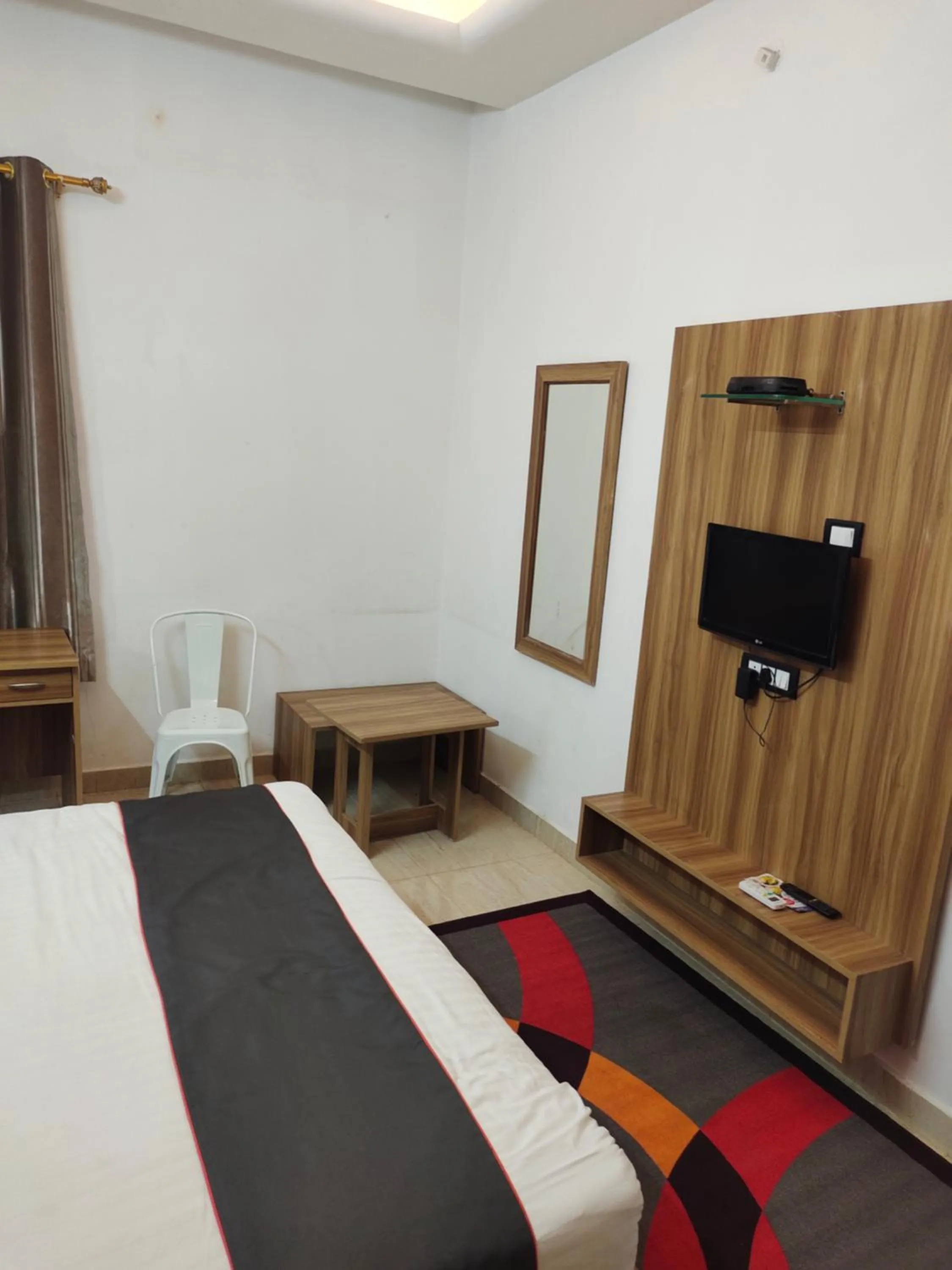 Bed in Gulnaar Inn Near US Counsulate Sankar nethralaya Apollo Hospital